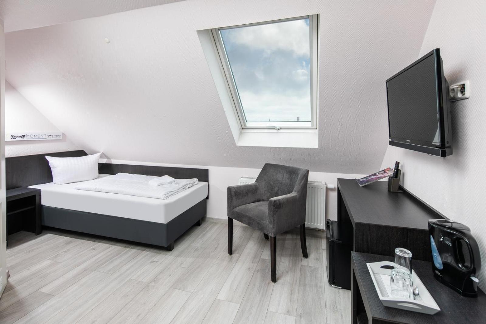 Comfort Single Room with Air Condition and roof slope photo 3
