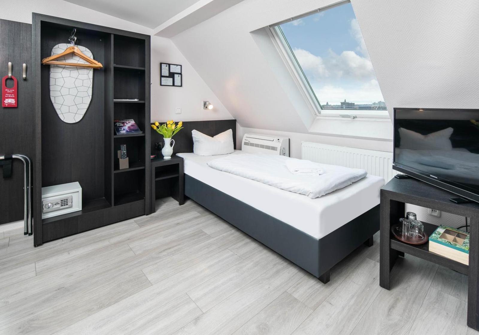 Comfort Single Room with Air Condition and roof slope photo 1