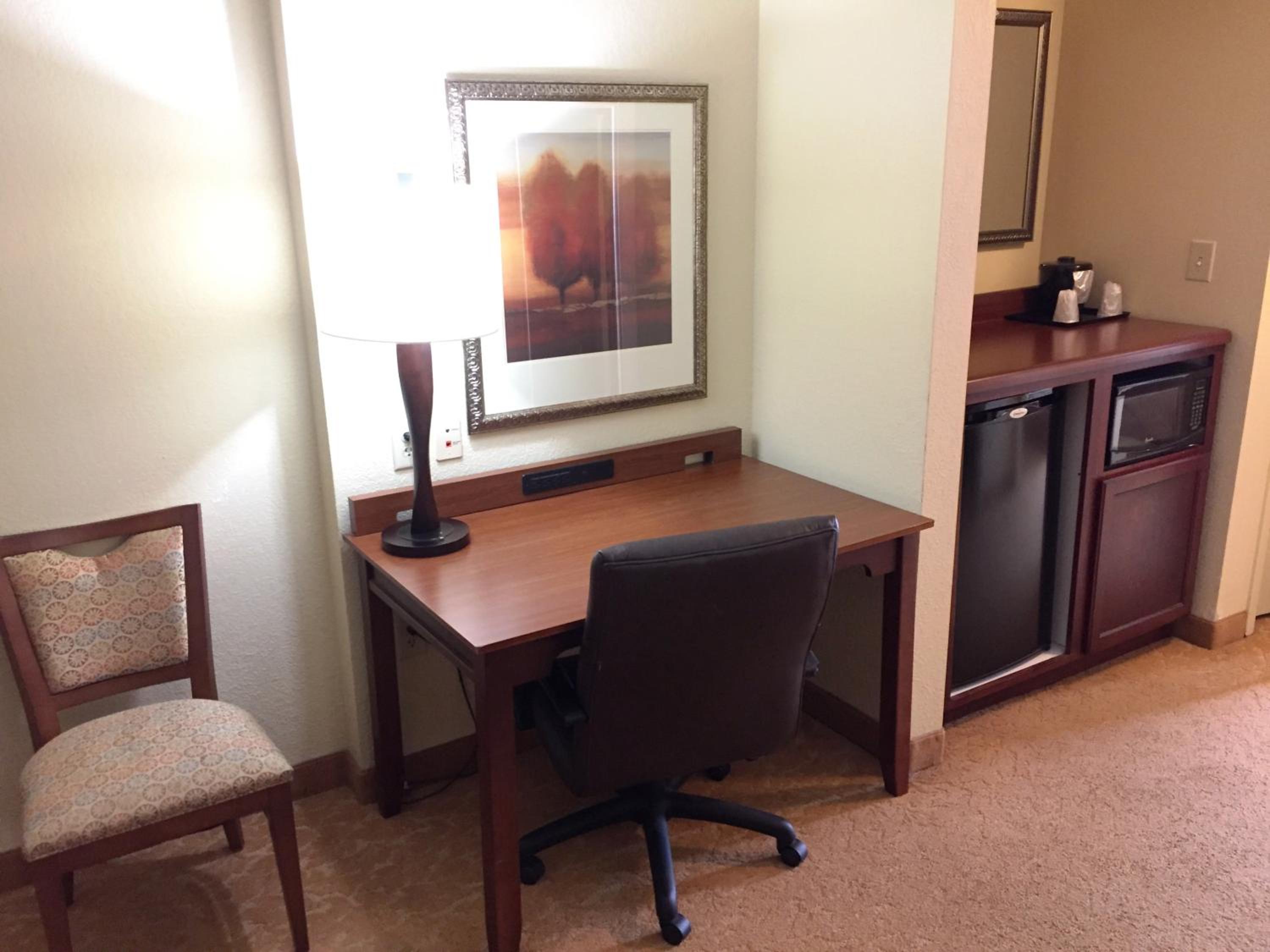 One-Bedroom Queen Suite - Non-Smoking - Photo 1