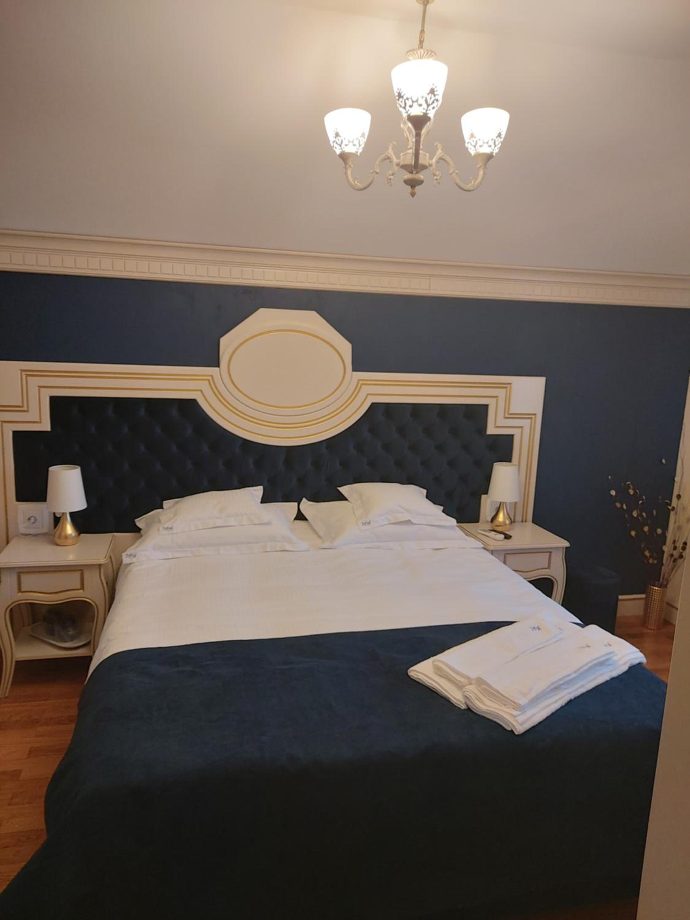 Deluxe Double Room with Bath - Photo 1