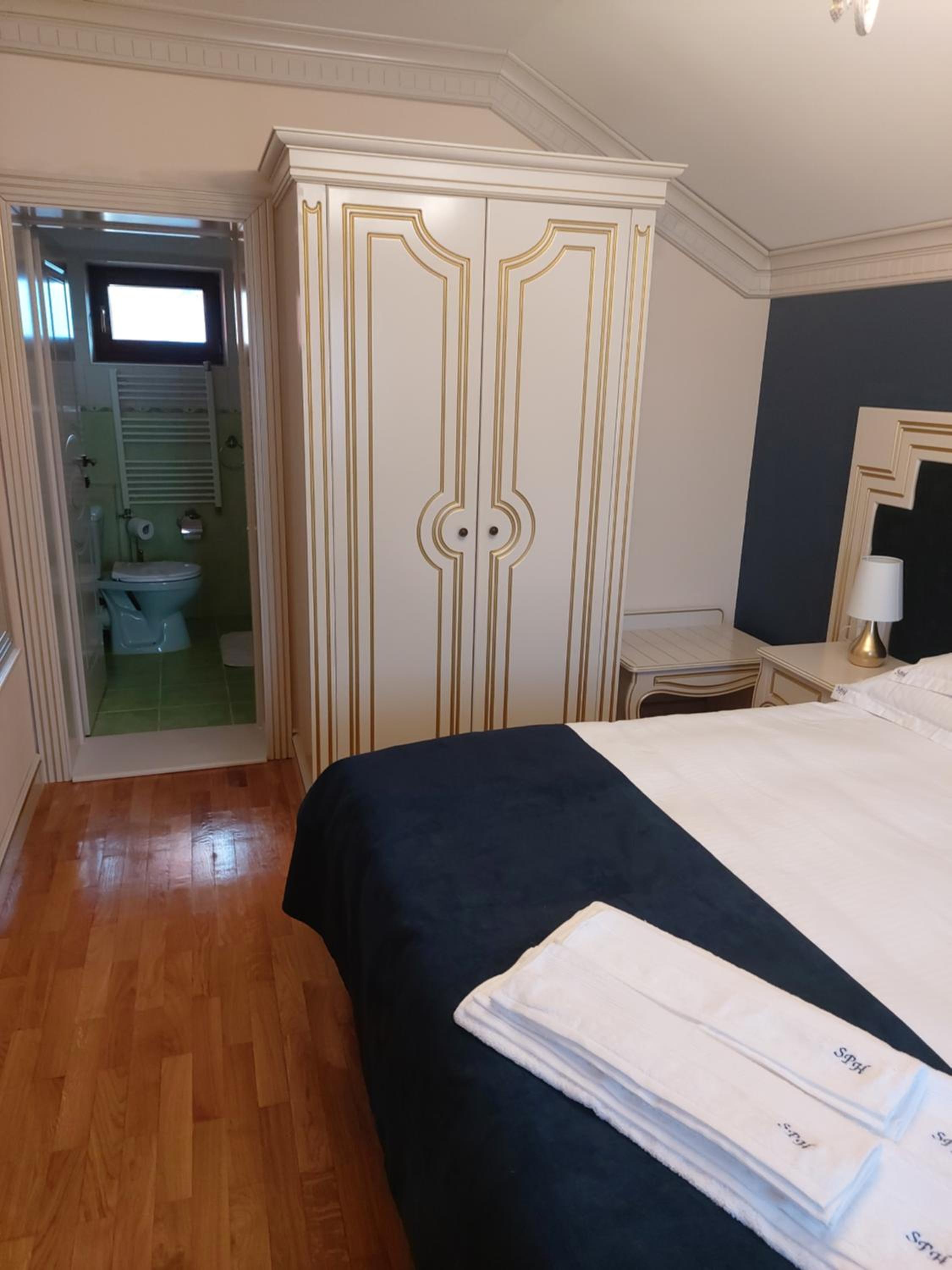 Deluxe Double Room with Bath - Photo 3