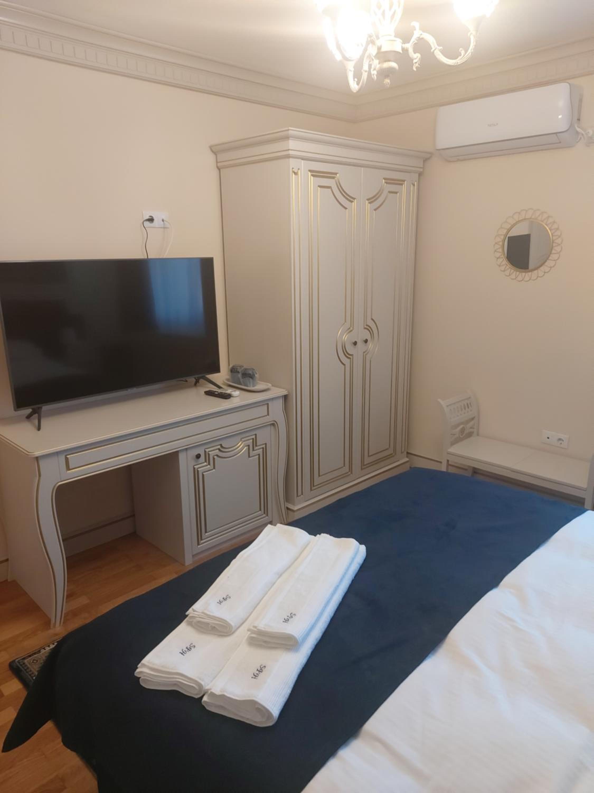Deluxe King Room - Photo 4