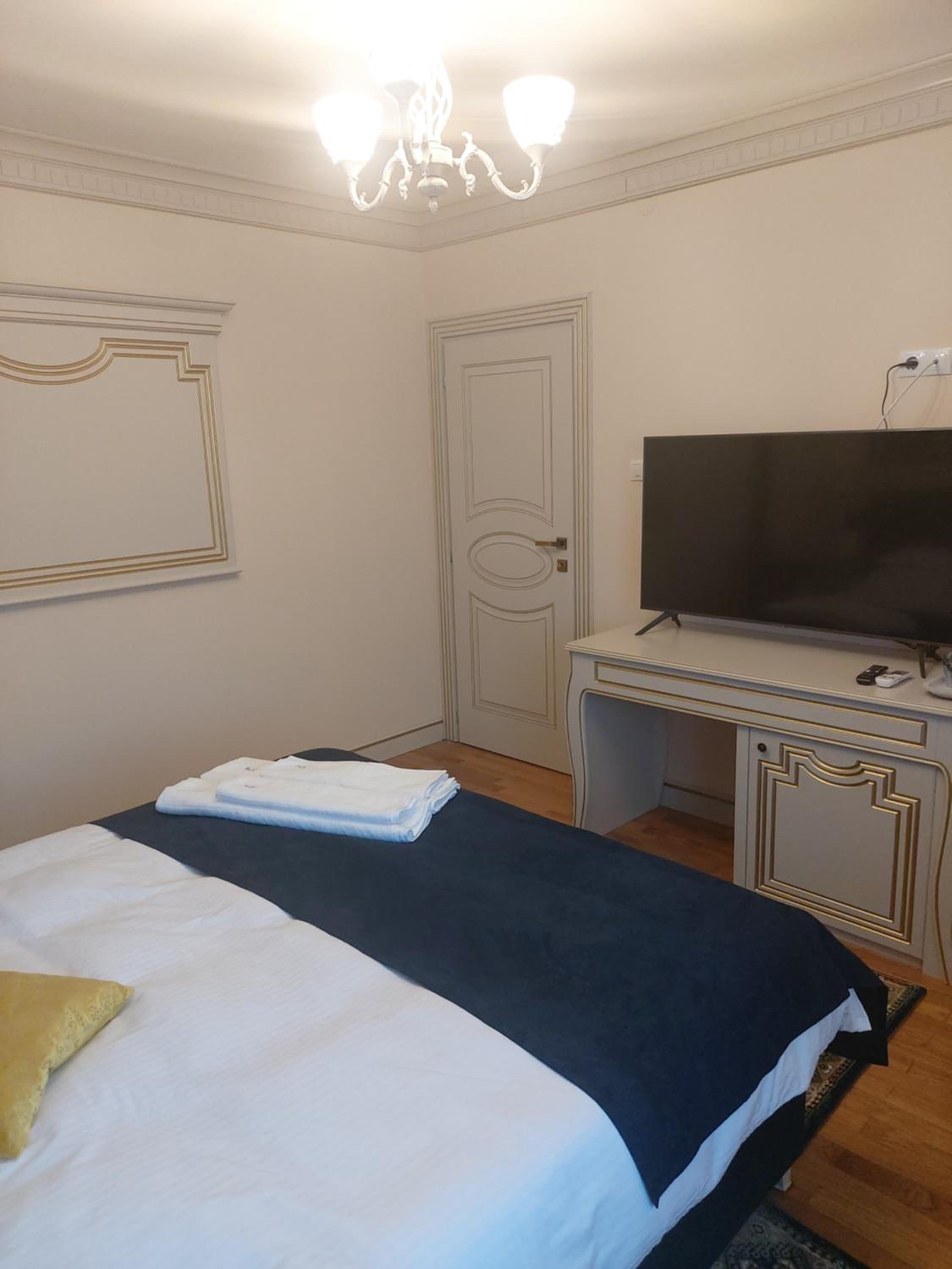 Deluxe King Room - Photo 6