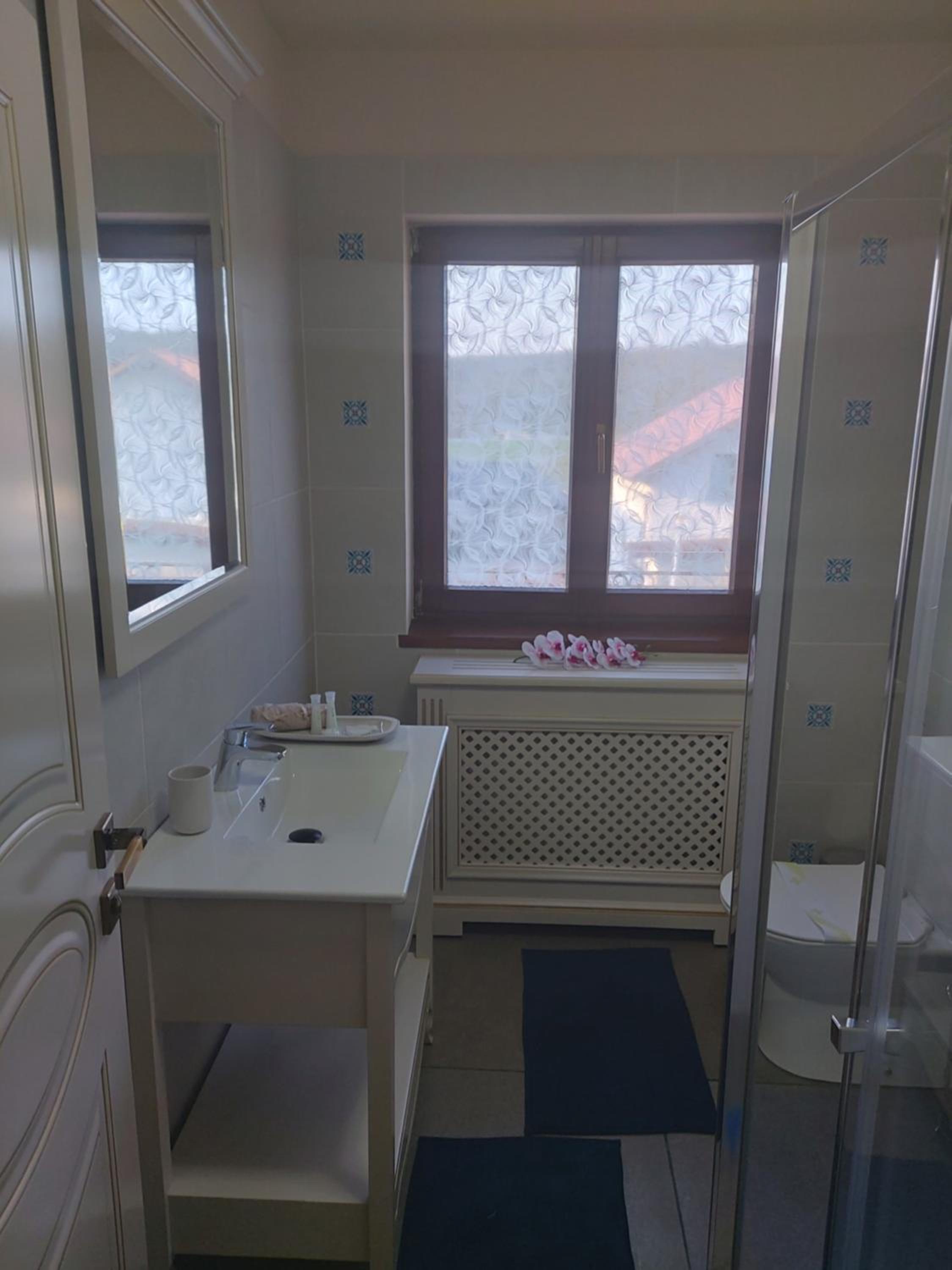Deluxe King Room - Photo 7