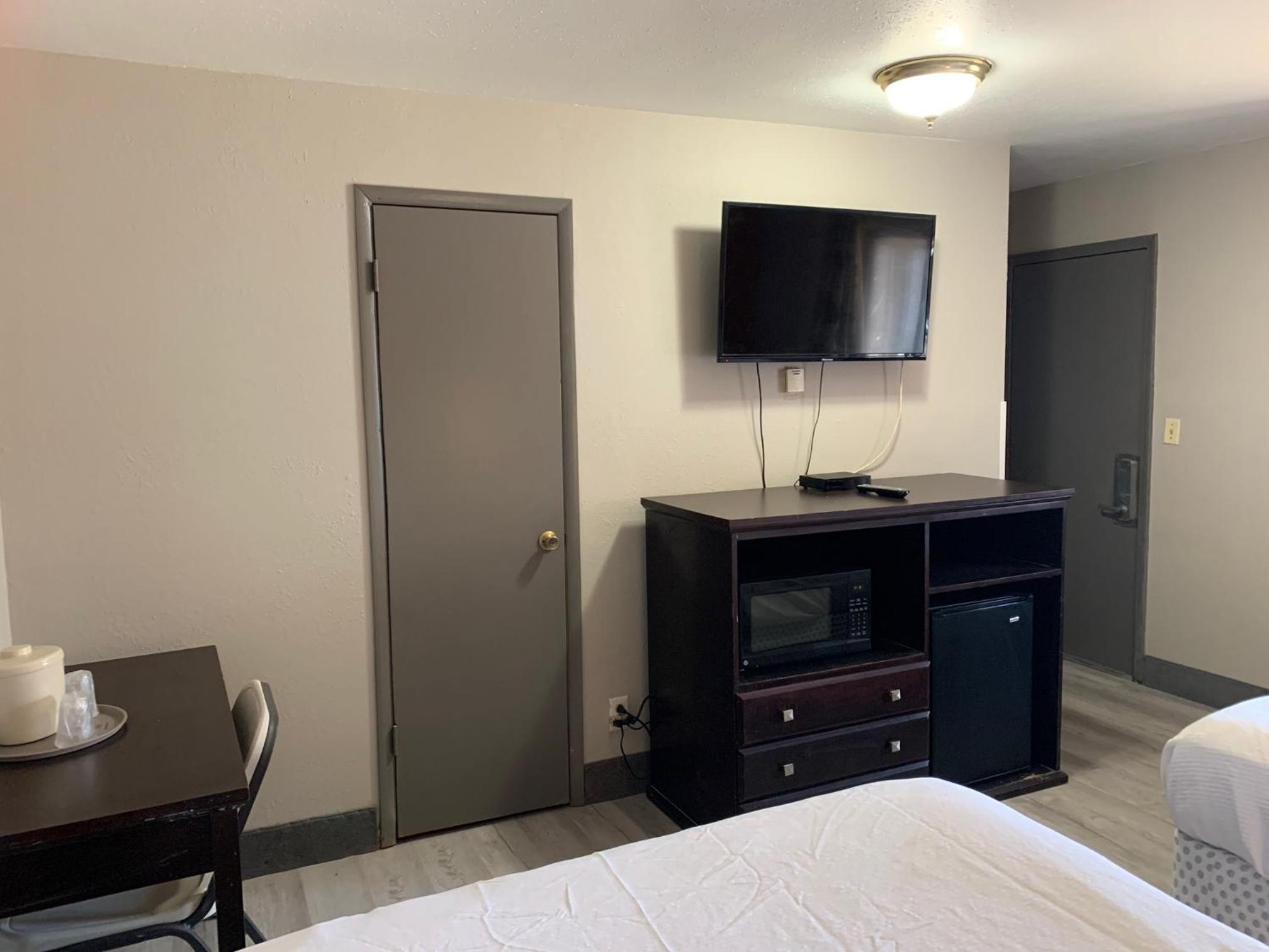 Standard Queen Room with Two Queen Beds - Non Smoking  photo 3