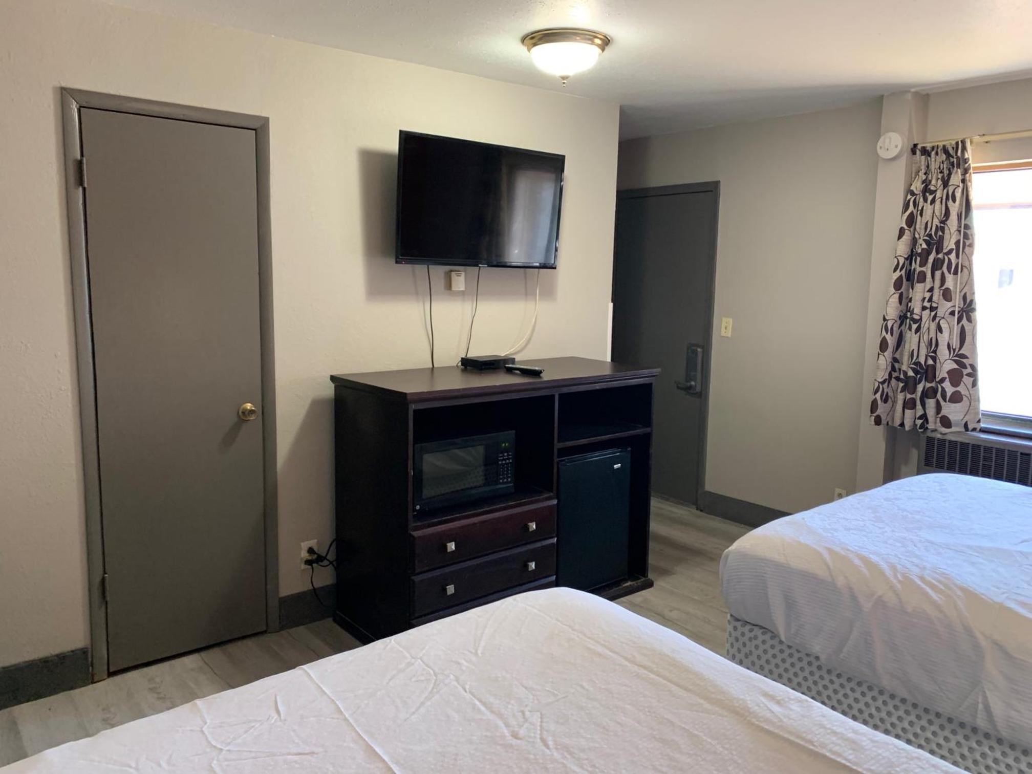 Standard Queen Room with Two Queen Beds - Non Smoking  photo 2
