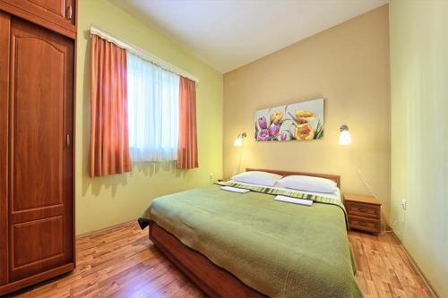 One-Bedroom Apartment with Balcony and Sea View photo 3