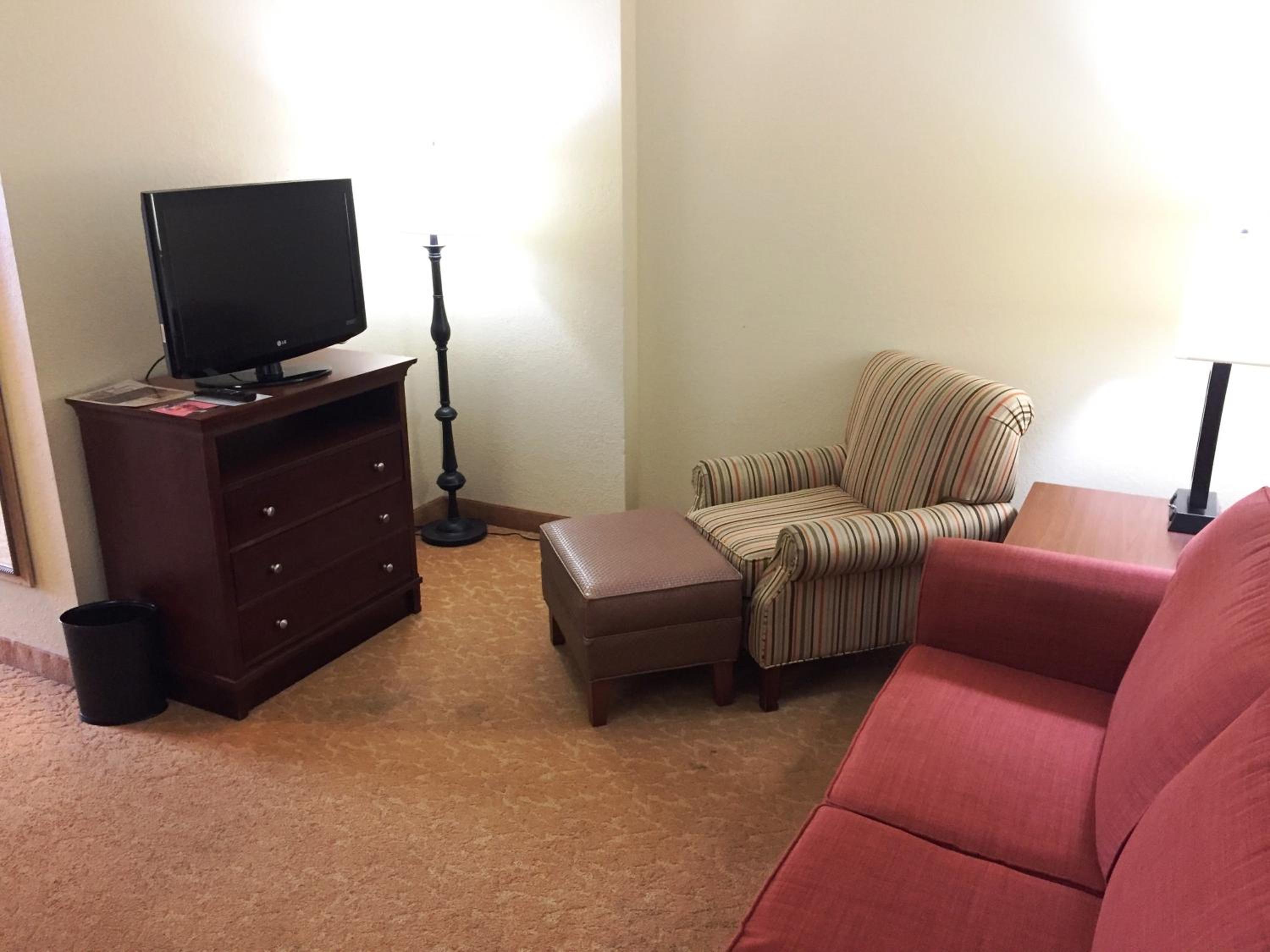 One-Bedroom Queen Suite - Non-Smoking - Photo 4