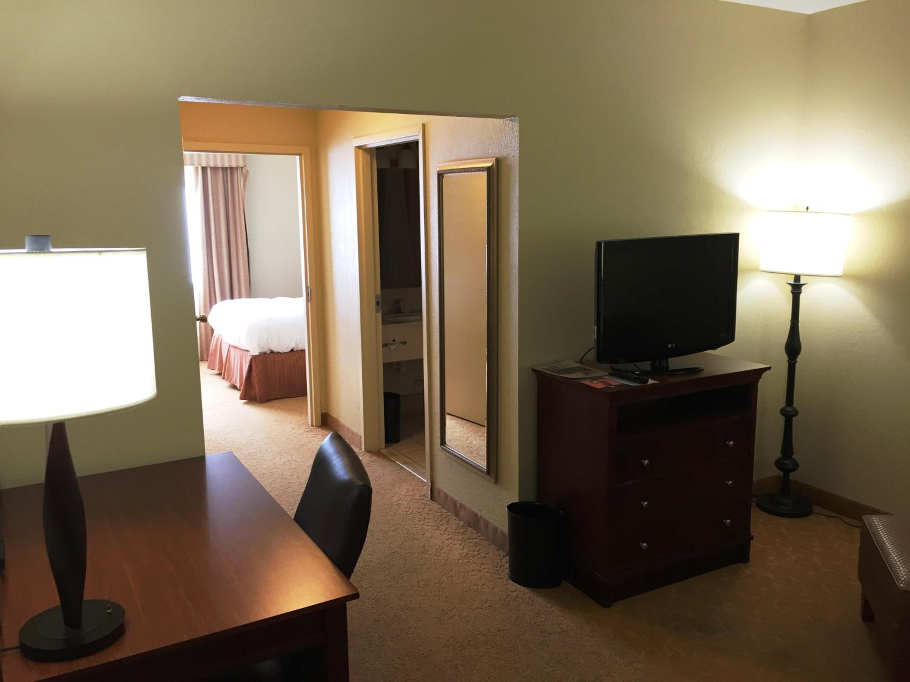 One-Bedroom Queen Suite - Non-Smoking - Photo 2