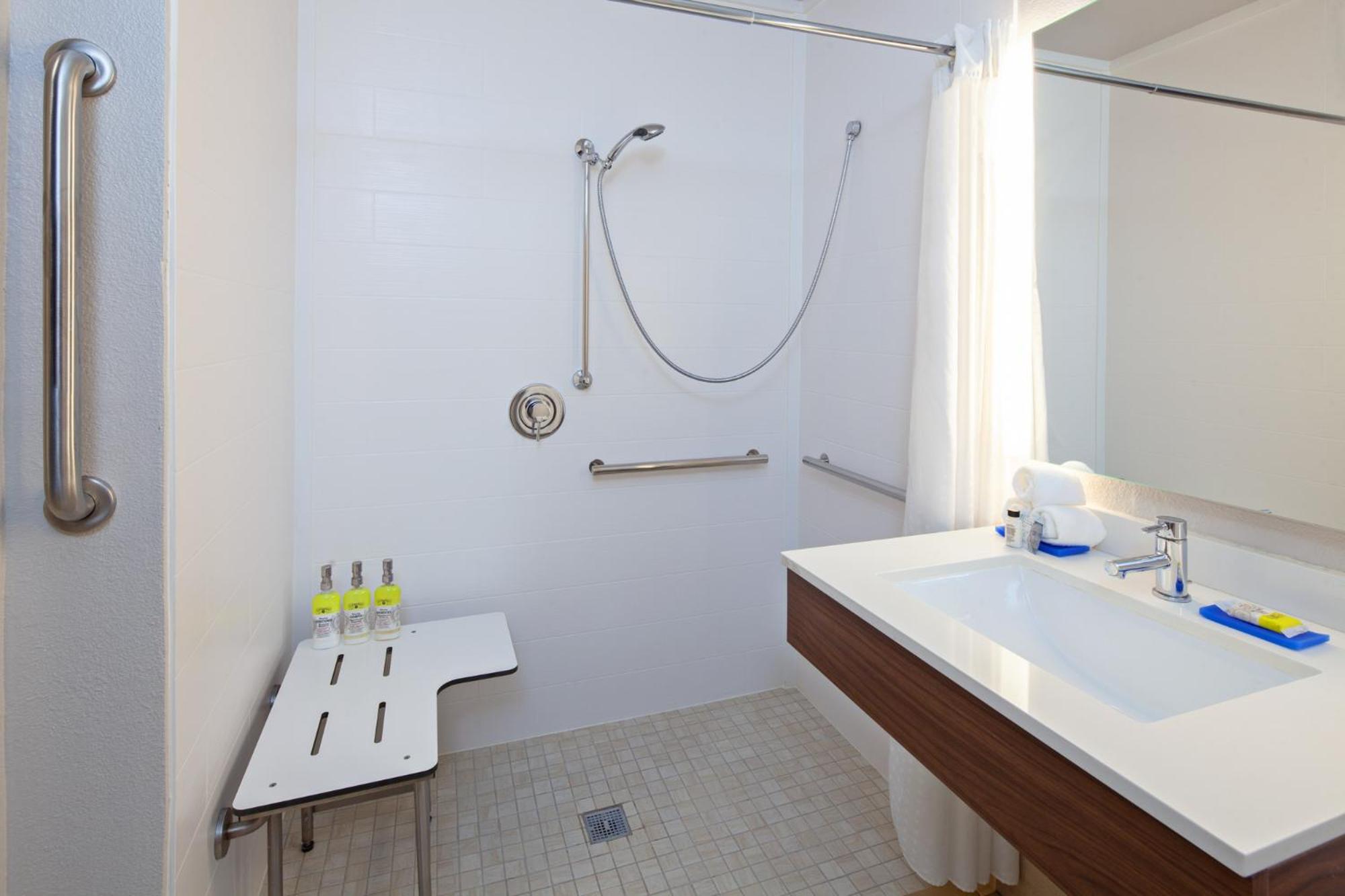 King Room - Disability Access Hearing Accessible Roll-in Shower - Photo 3