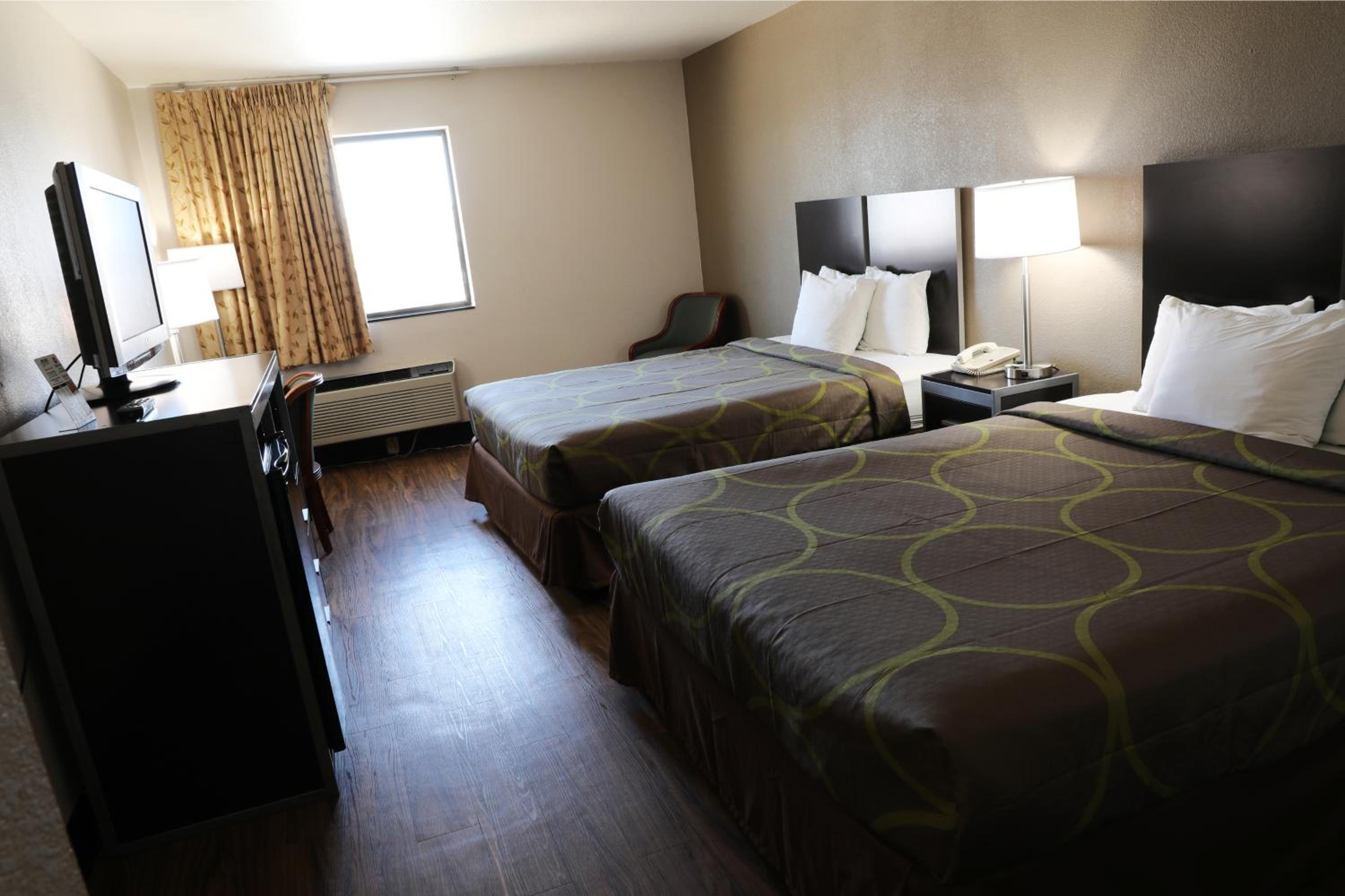 Queen Room with Two Queen Beds - Non-Smoking - Photo 1