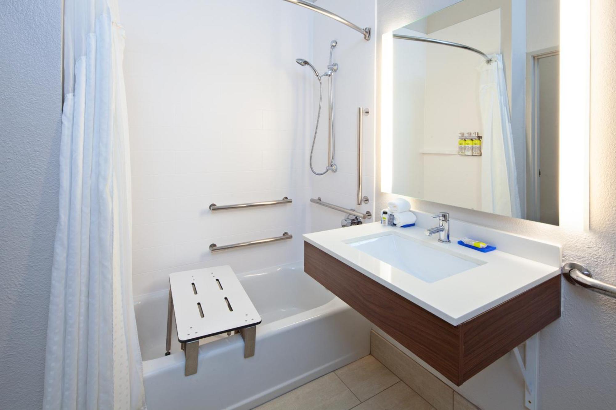 King Room - Mobility Access/Hearing Accessible - Photo 3