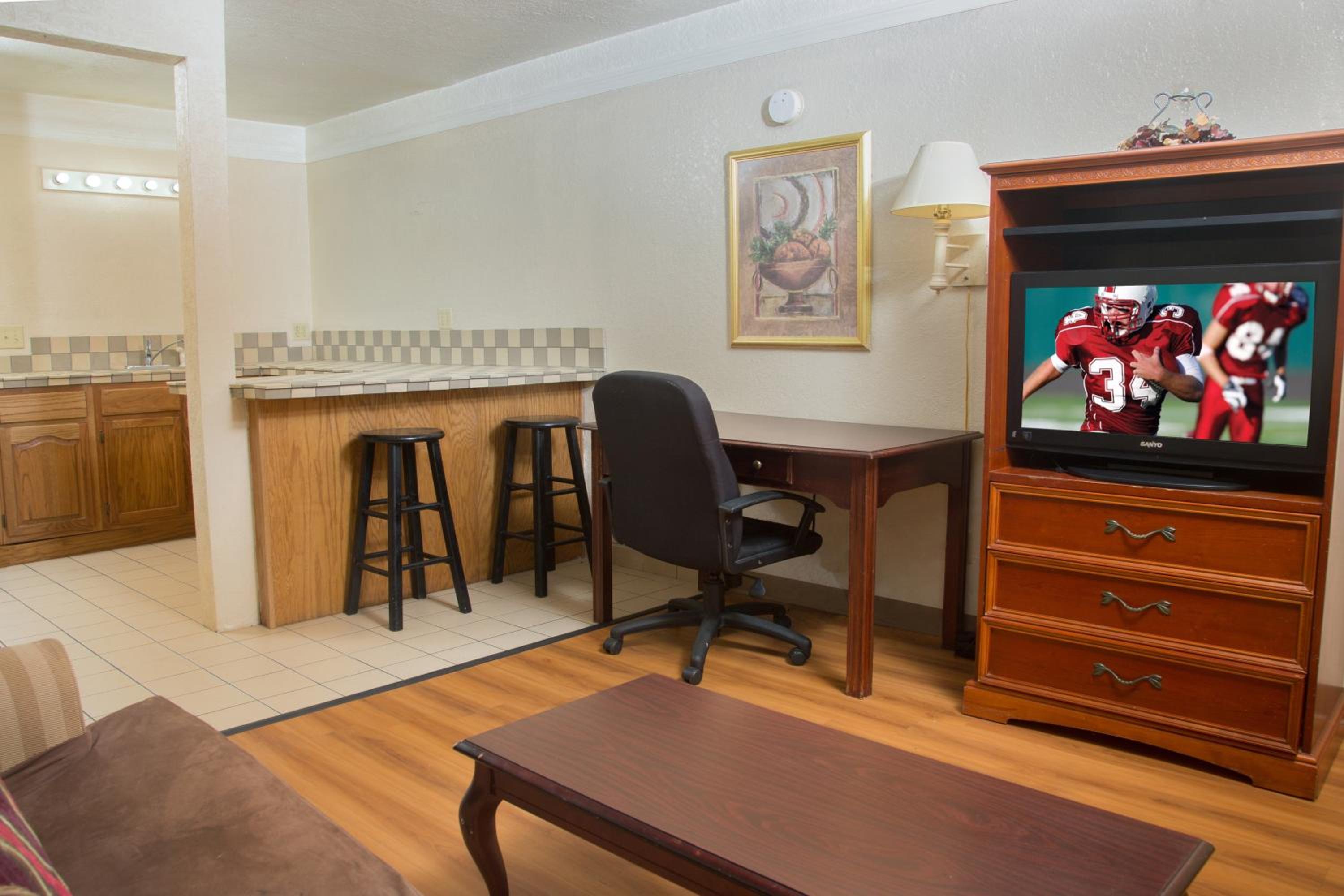 Suite King with Kitchenette Non-Smoking - Photo 7
