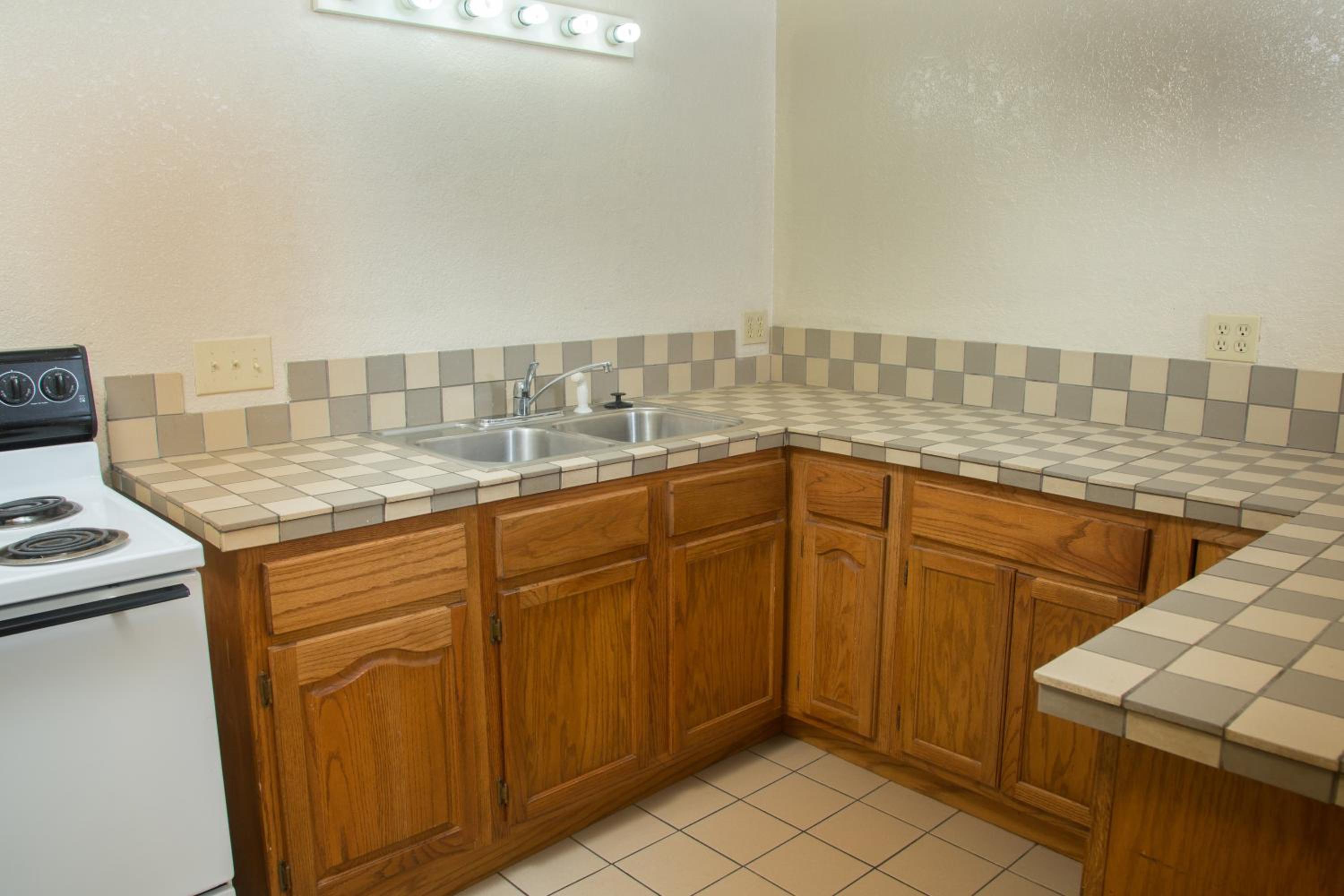 Suite King with Kitchenette Non-Smoking - Photo 3