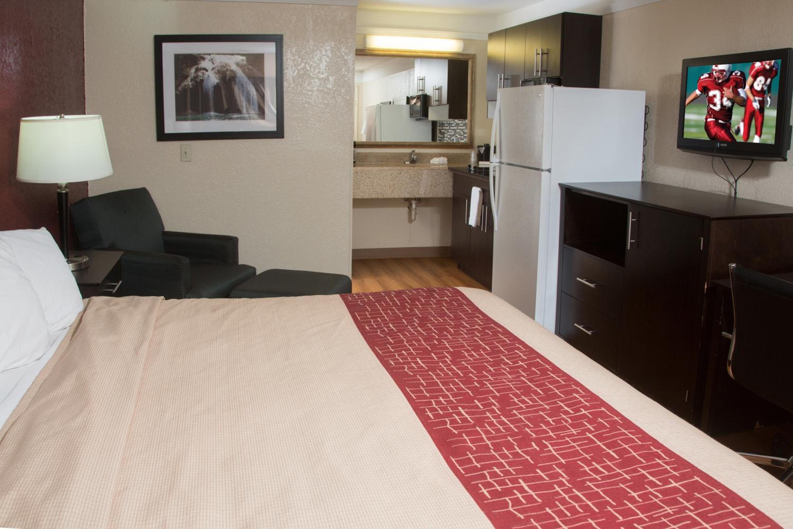 Suite King with Kitchenette Non-Smoking - Photo 10