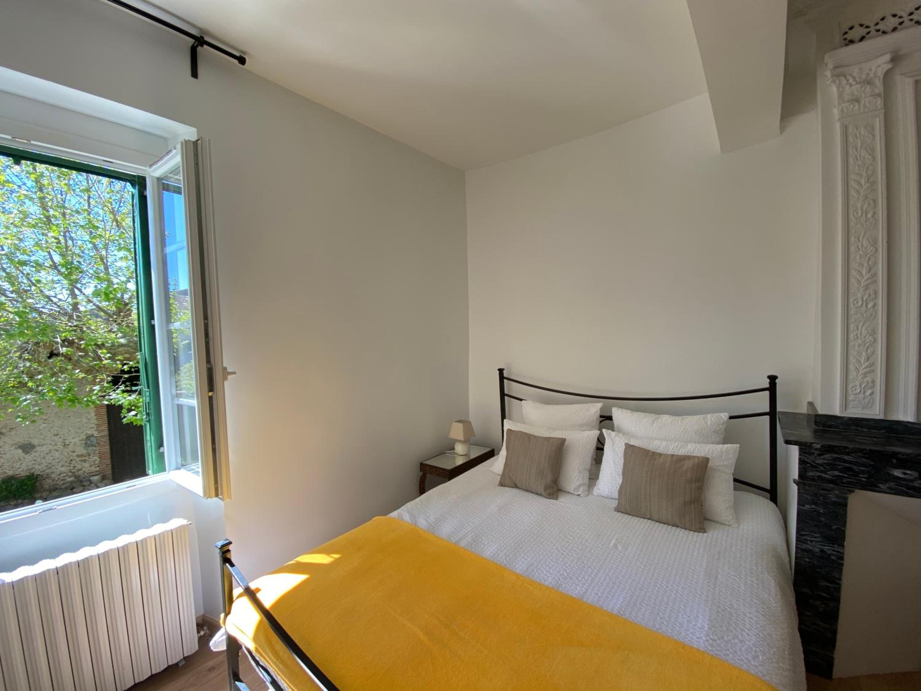 Five-Bedroom House - Photo 16