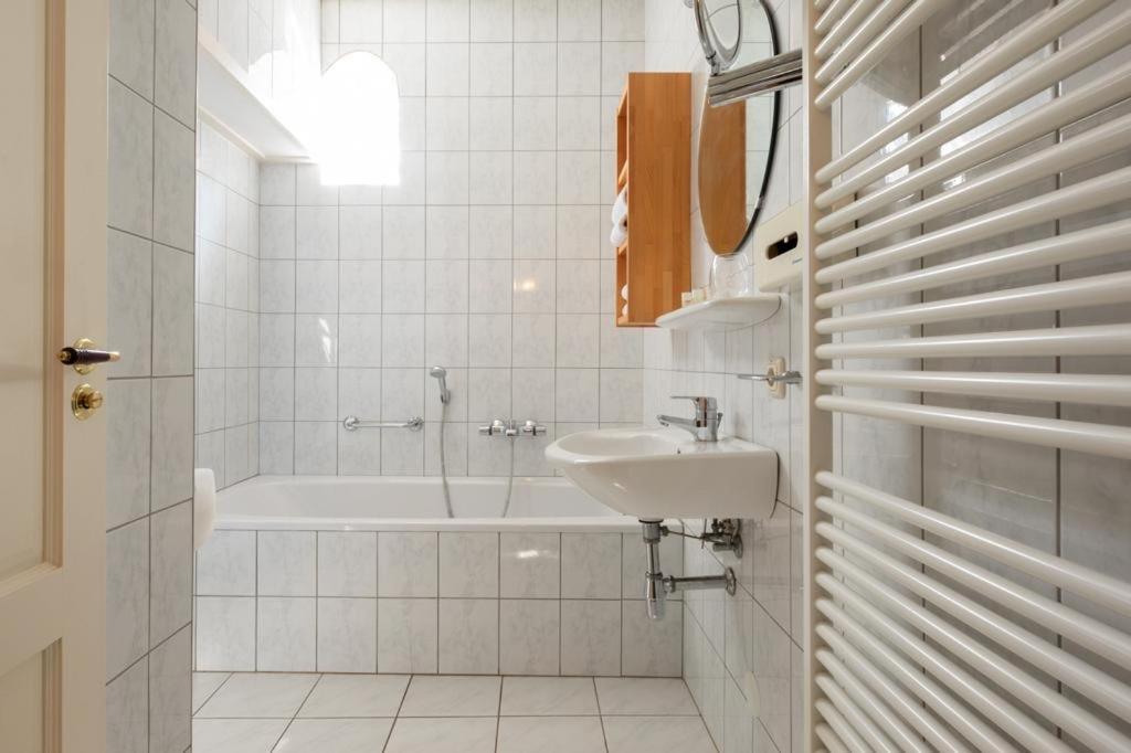 Large Double or Twin Room - Photo 4