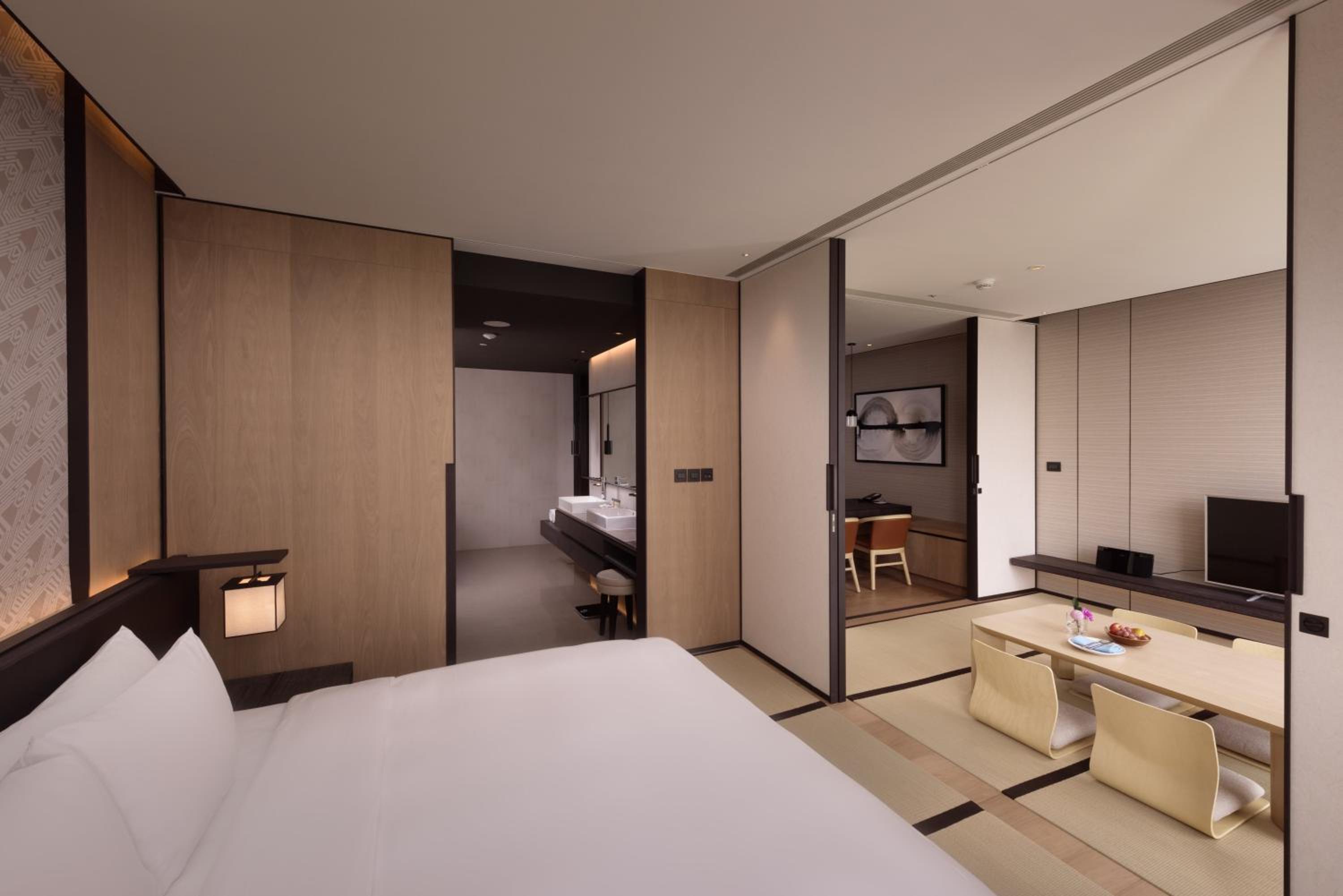 Premium King Room thumbnail 6