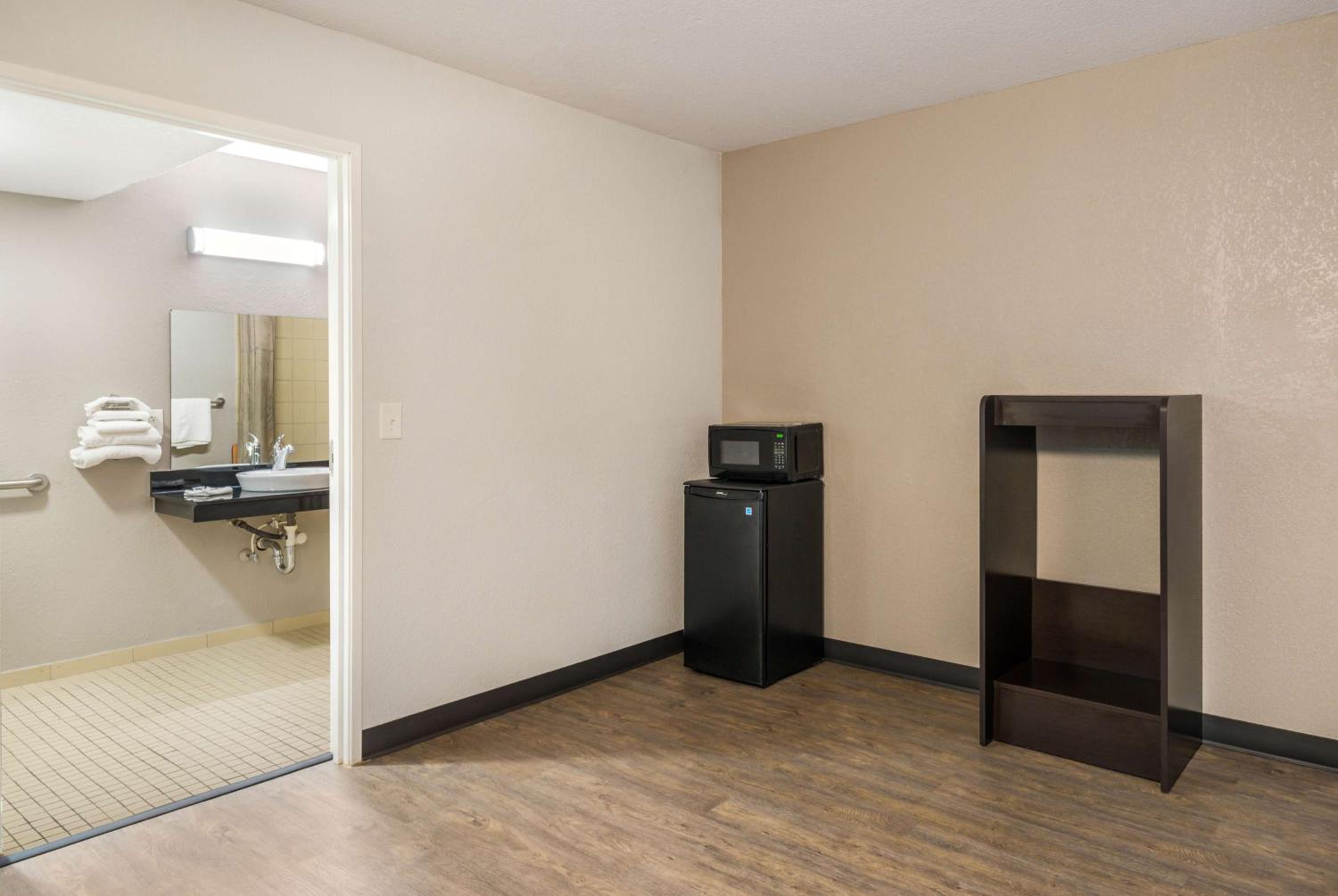 1 Queen Bed | ADA/Tub