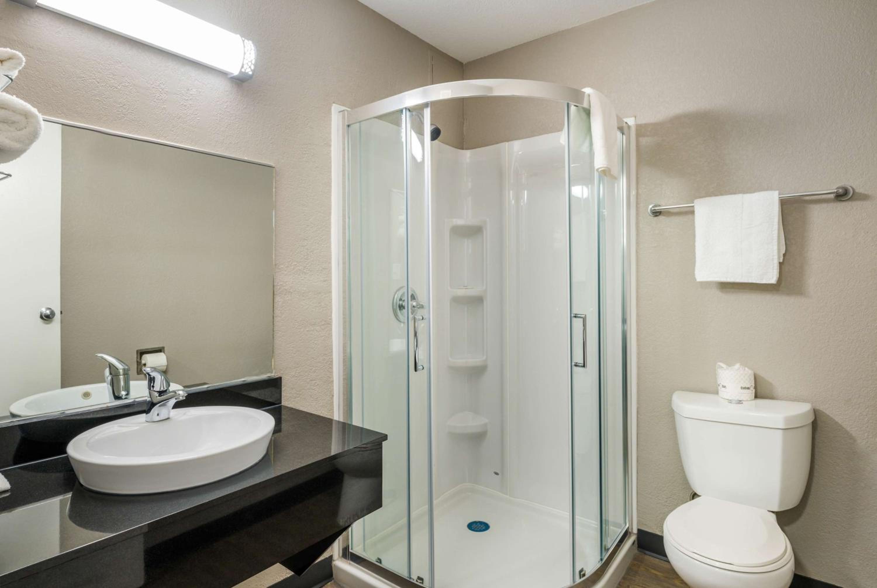 Basic Triple Room photo 2