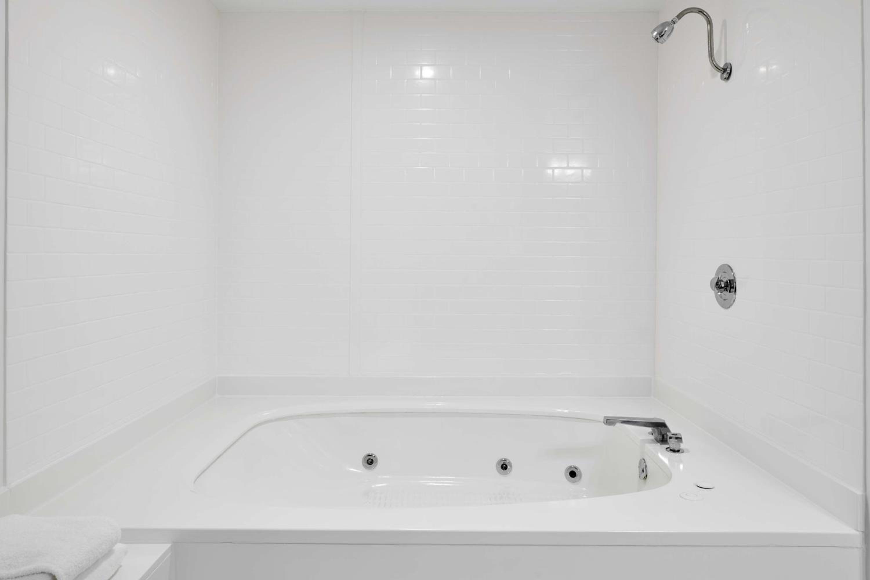 One-Bedroom King Suite with Sofa Bed, Spa Bath and Wet Bar - Non-Smoking - Photo 2