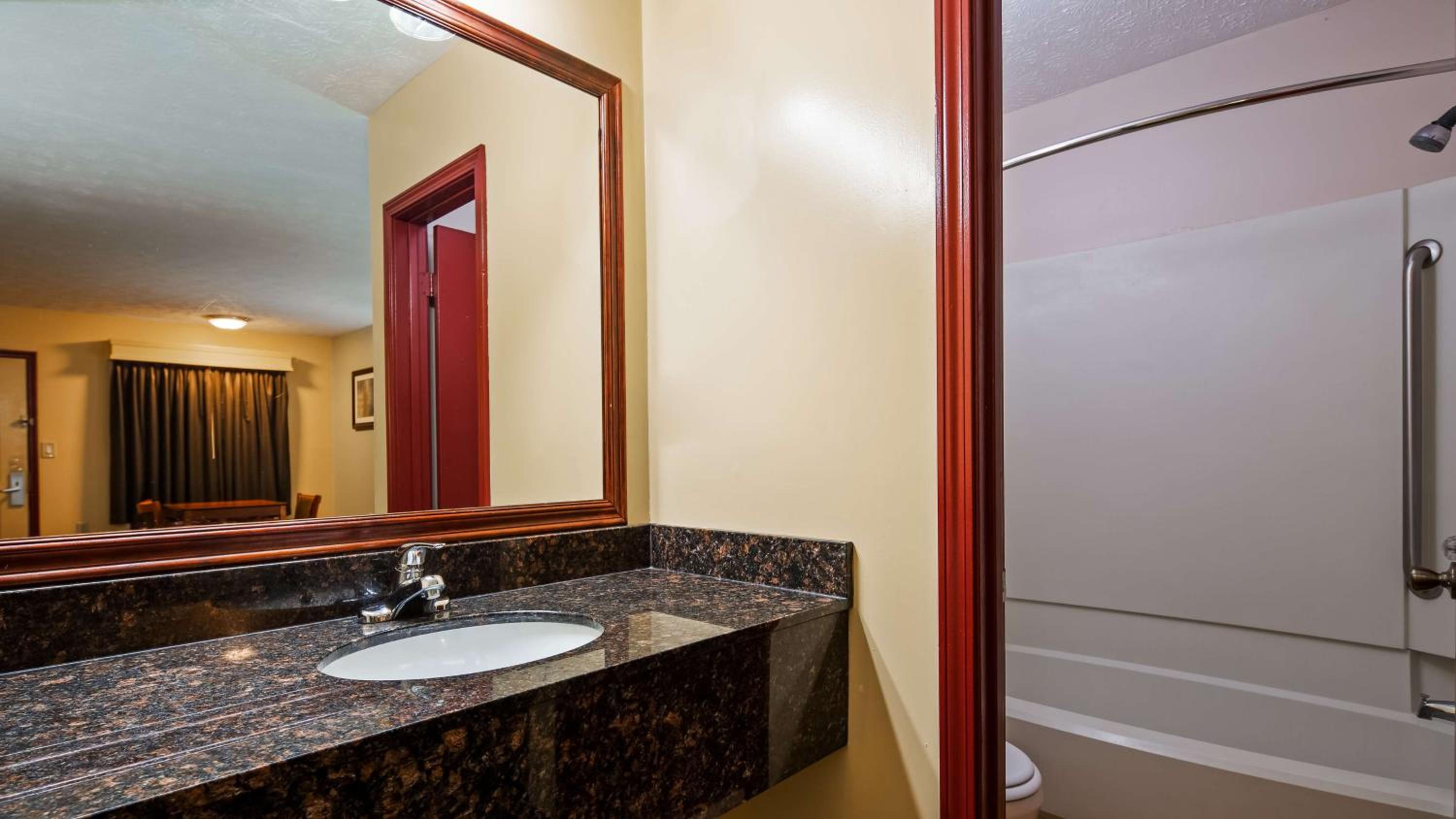 Double Room with Two Double Beds - Accessible photo 2
