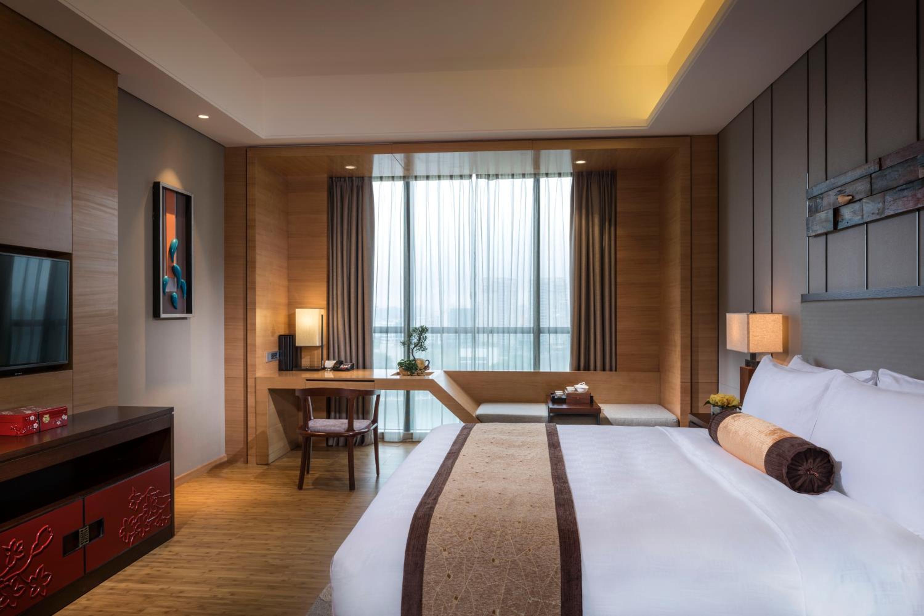 Premium King Room with Lake View photo 3