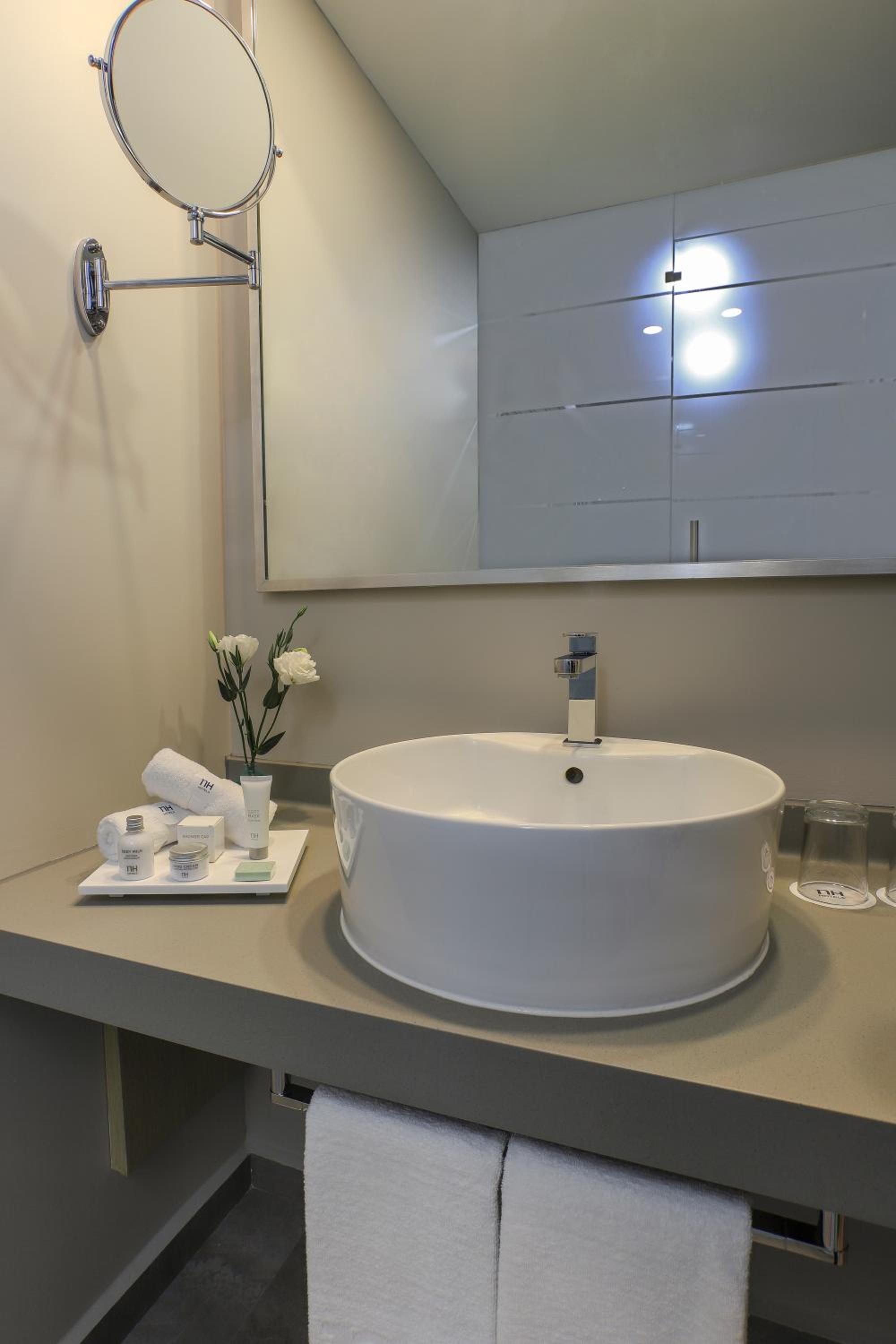 Standard Double or Twin Room - Photo 7