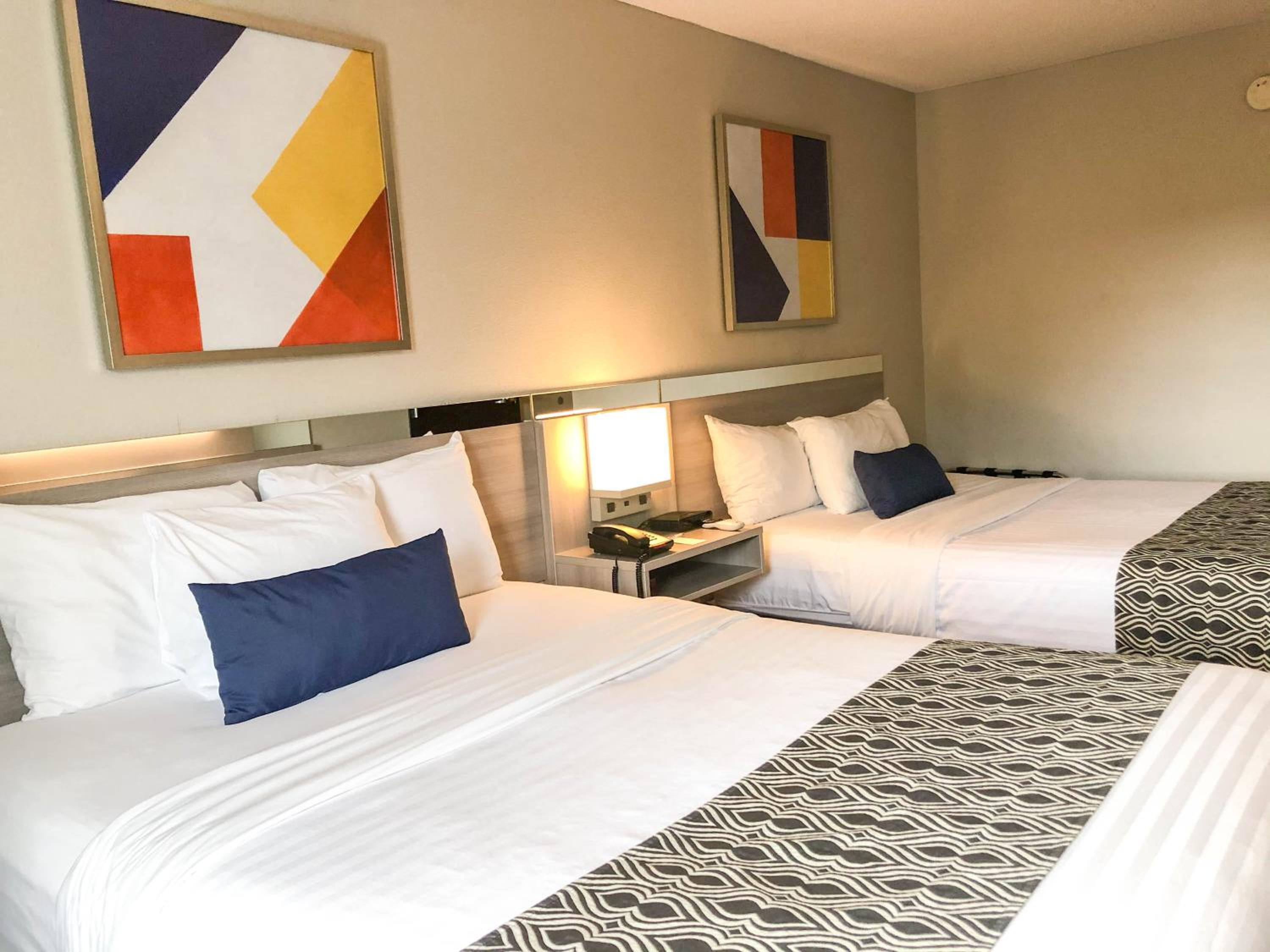 Queen Room with Two Queen Beds - Non-Smoking - Photo 2