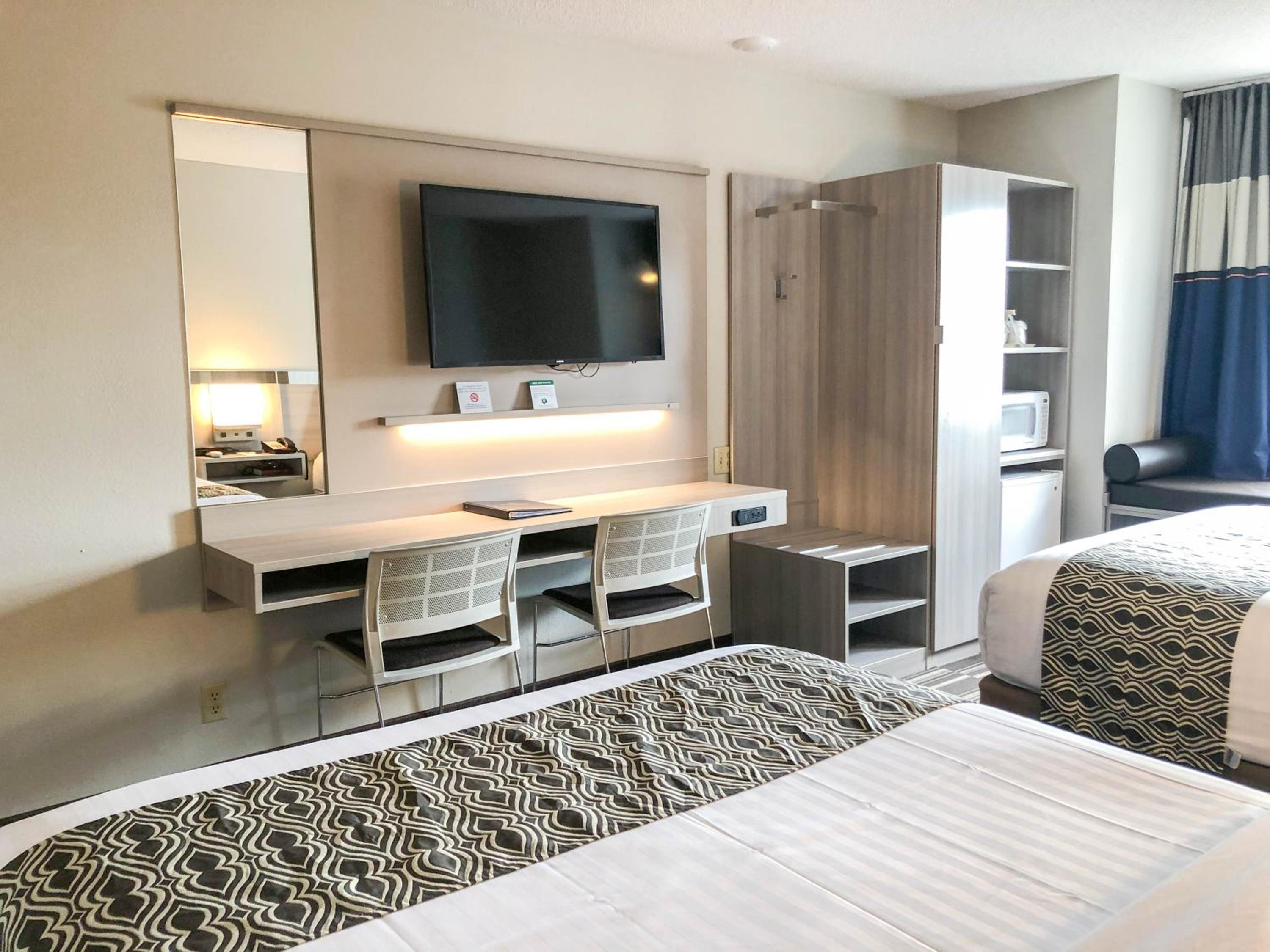 Deluxe Queen Room with Two Queen Beds- Disability Access - Non-Smoking - Photo 4