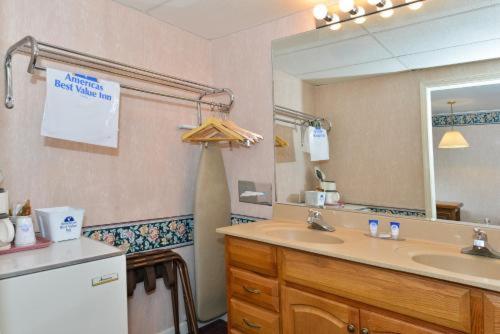1 King Bed, Deluxe Room, Jetted Tub, Non-Smoking - Photo 3