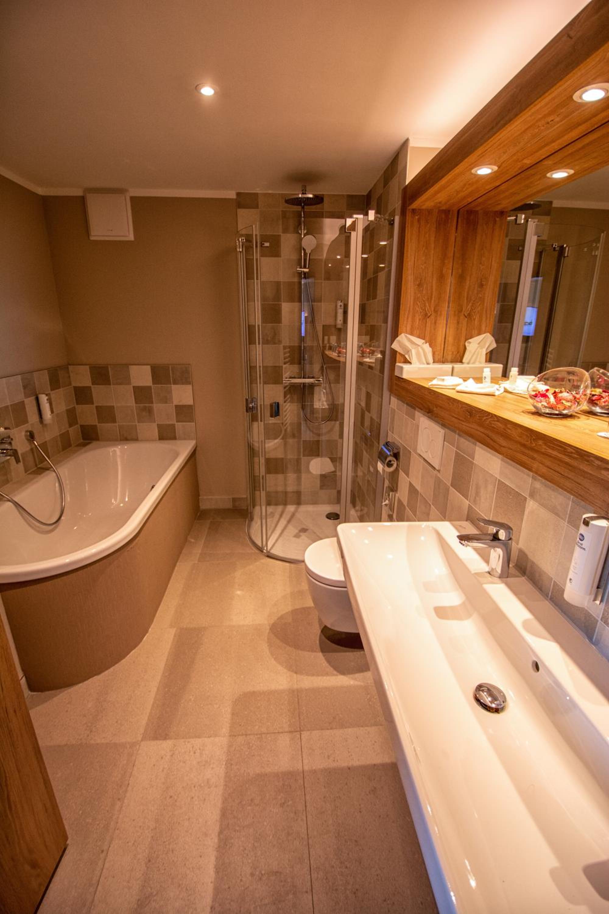 Suite with Double Bed - Photo 2