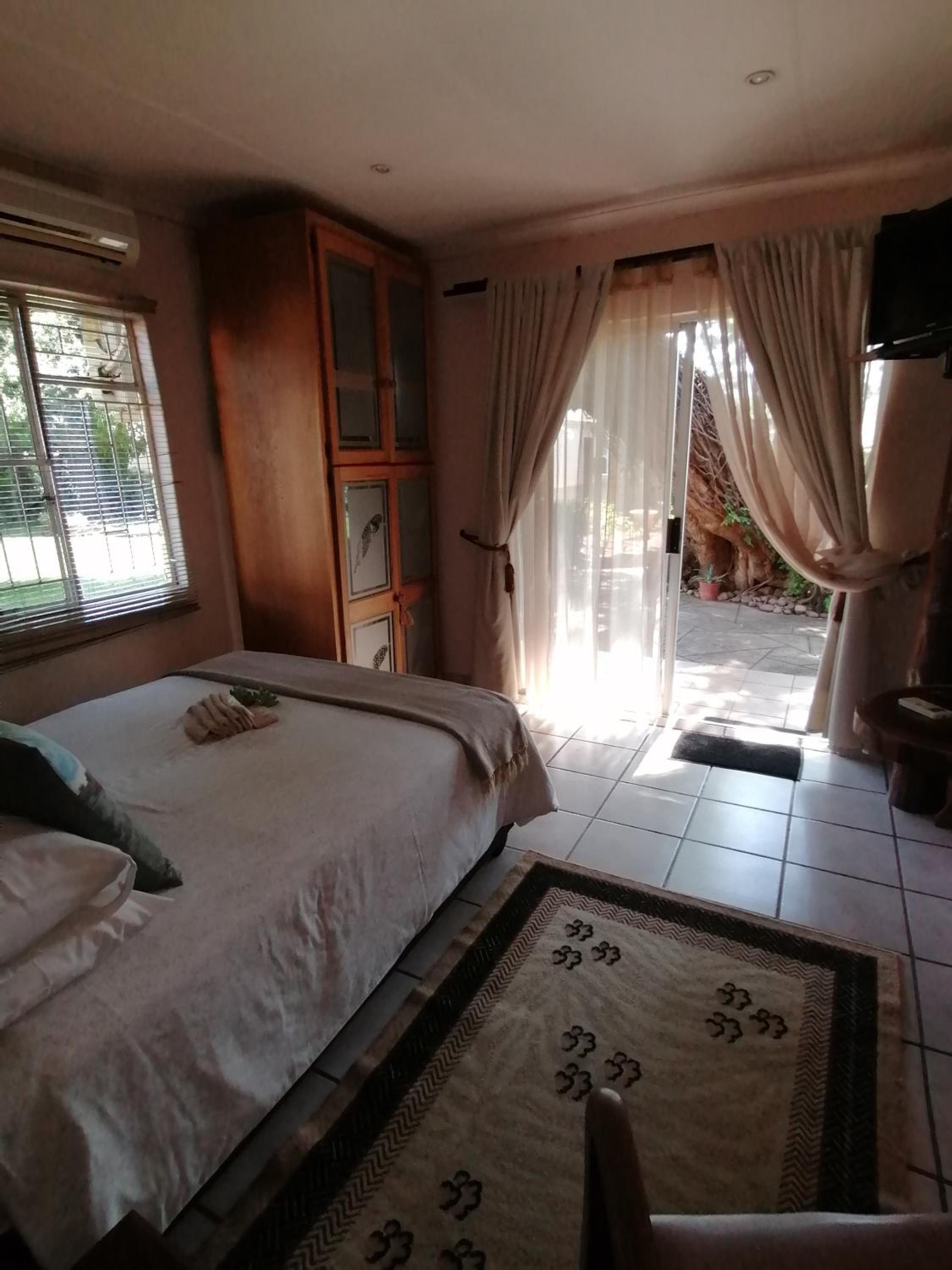Deluxe Queen Suite - Photo 9