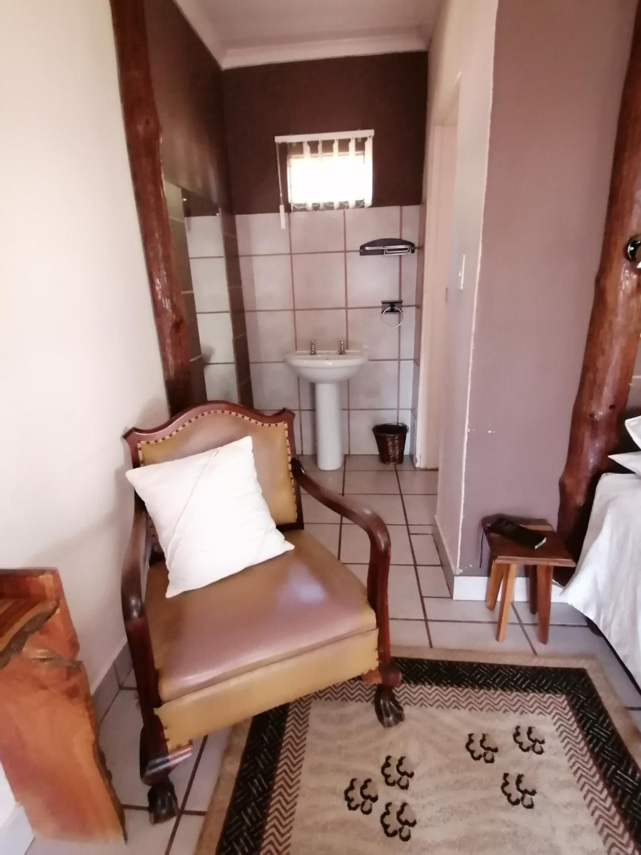 Deluxe Queen Suite - Photo 8