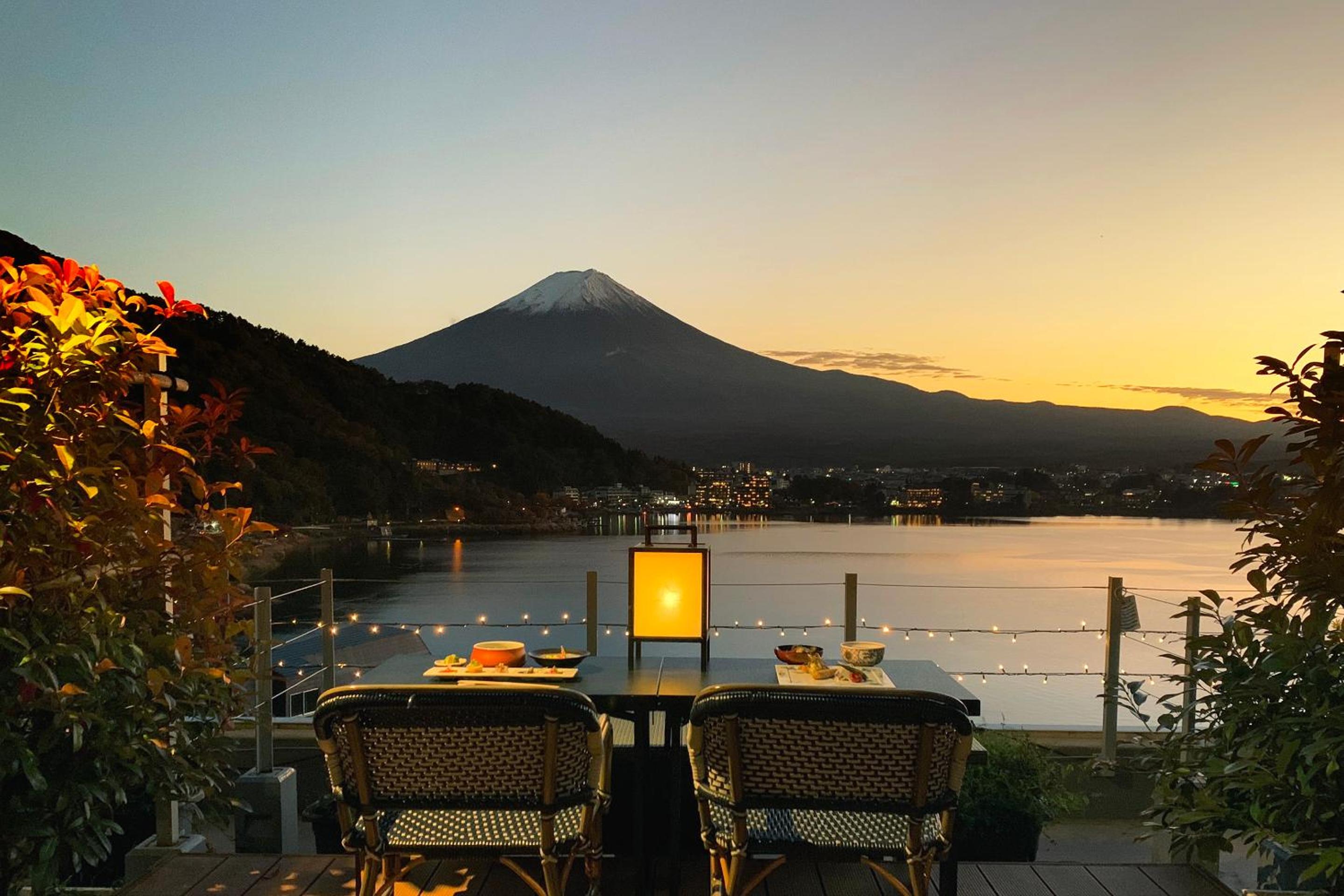 Superior Twin Room with Balcony with Mt.Fuji and Lake View - Non Smoking photo 2