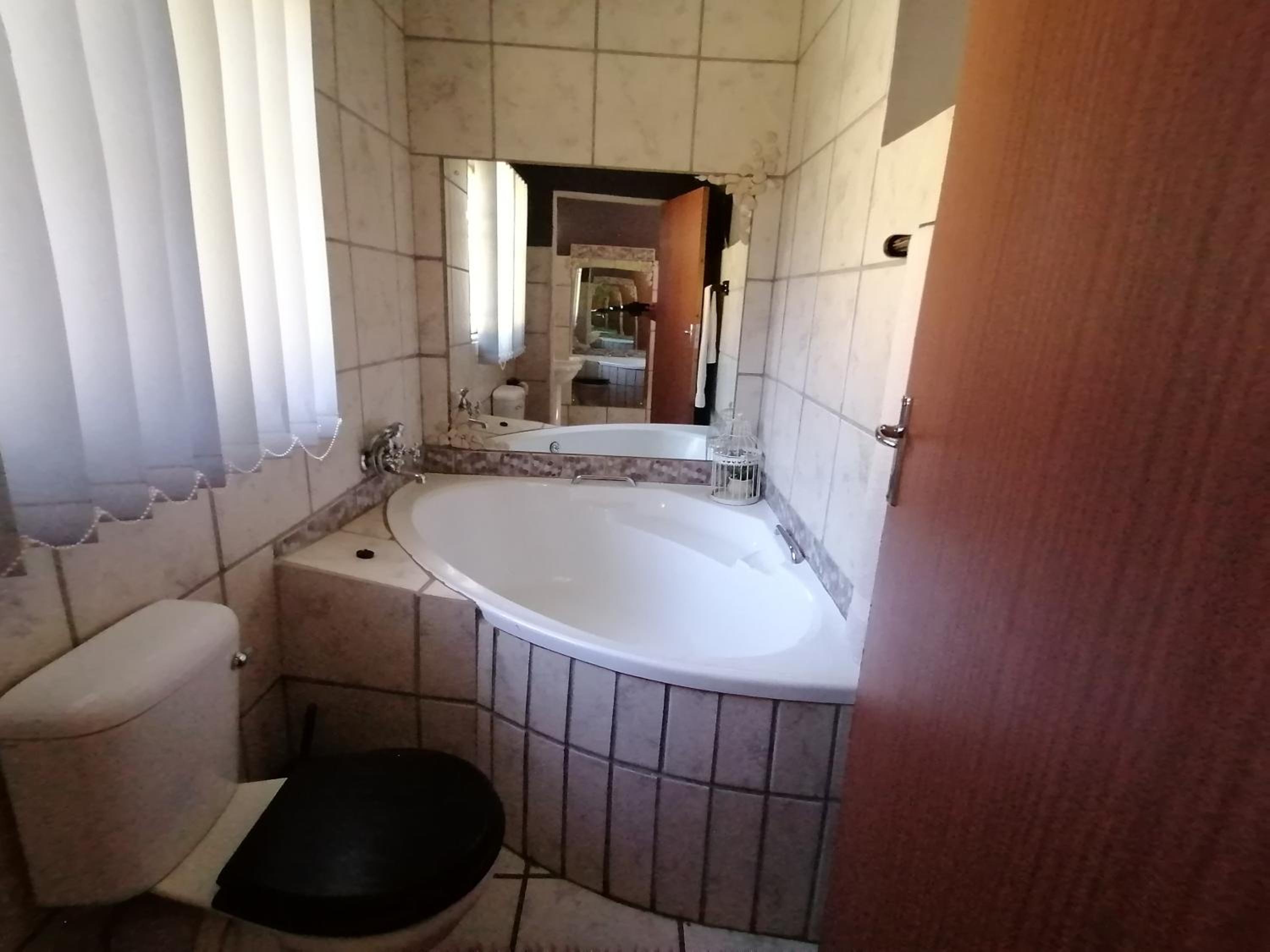 Deluxe Double Room with Bath - Photo 6