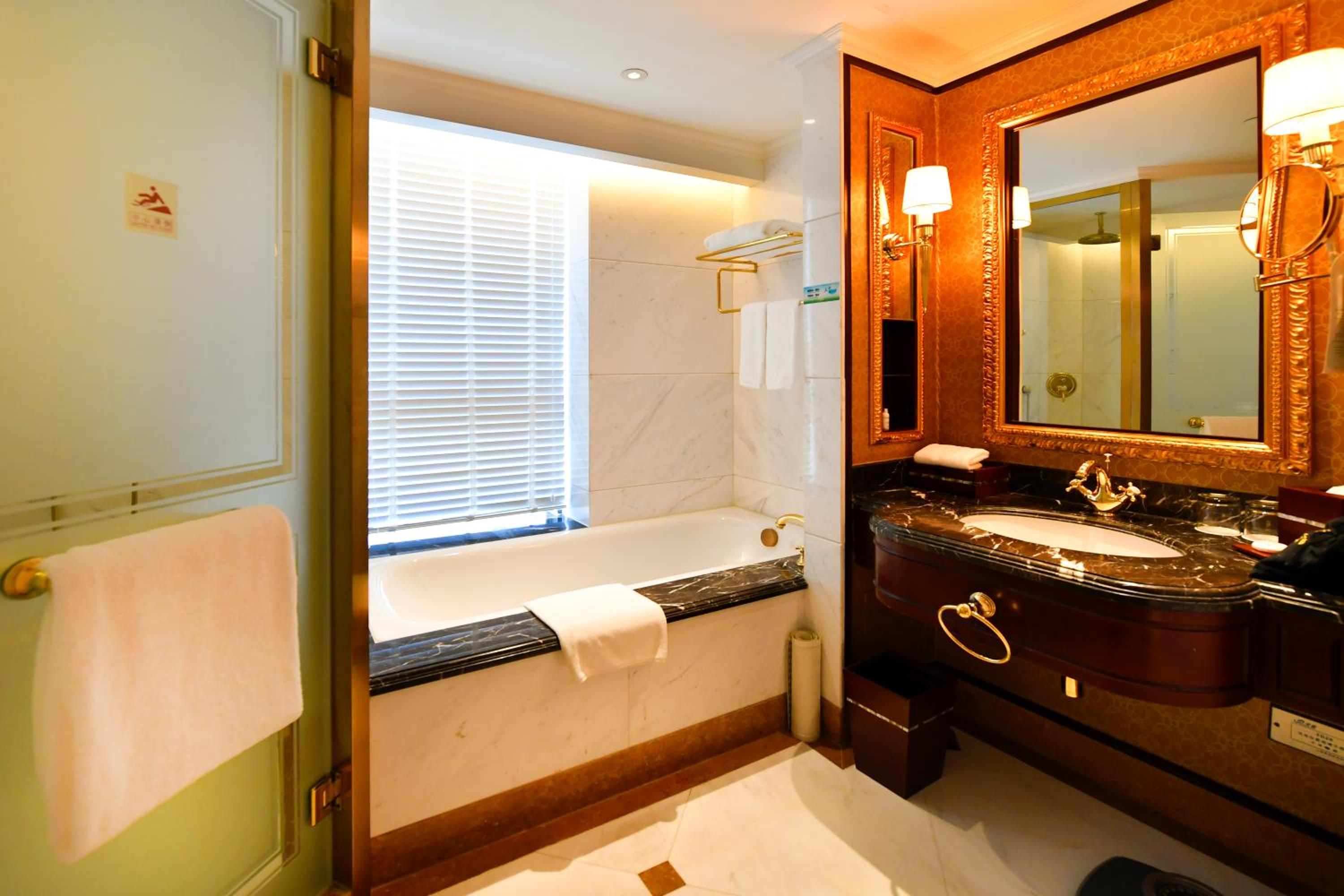 Deluxe Business Double Room