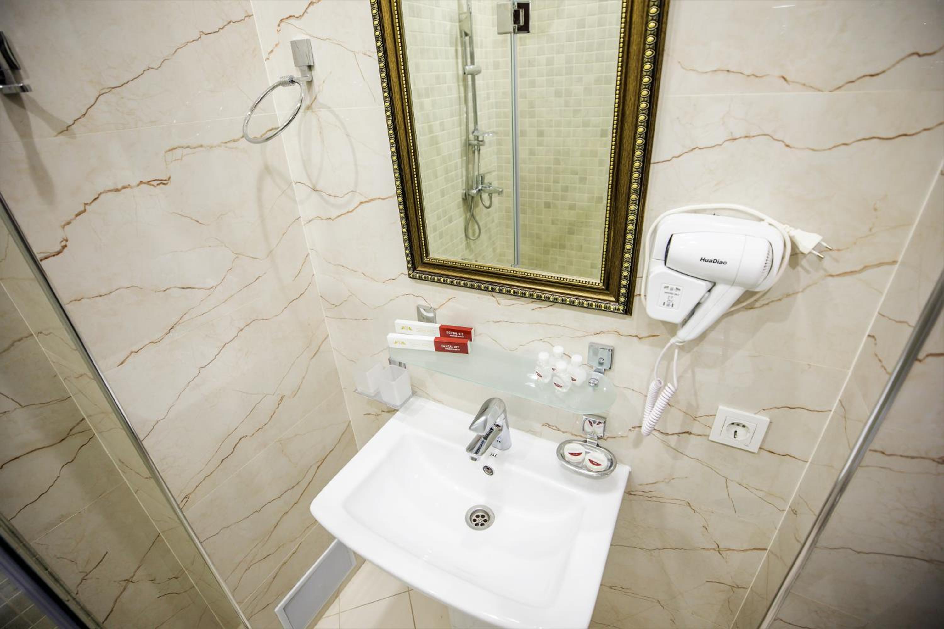 Standard Twin Room - Photo 6