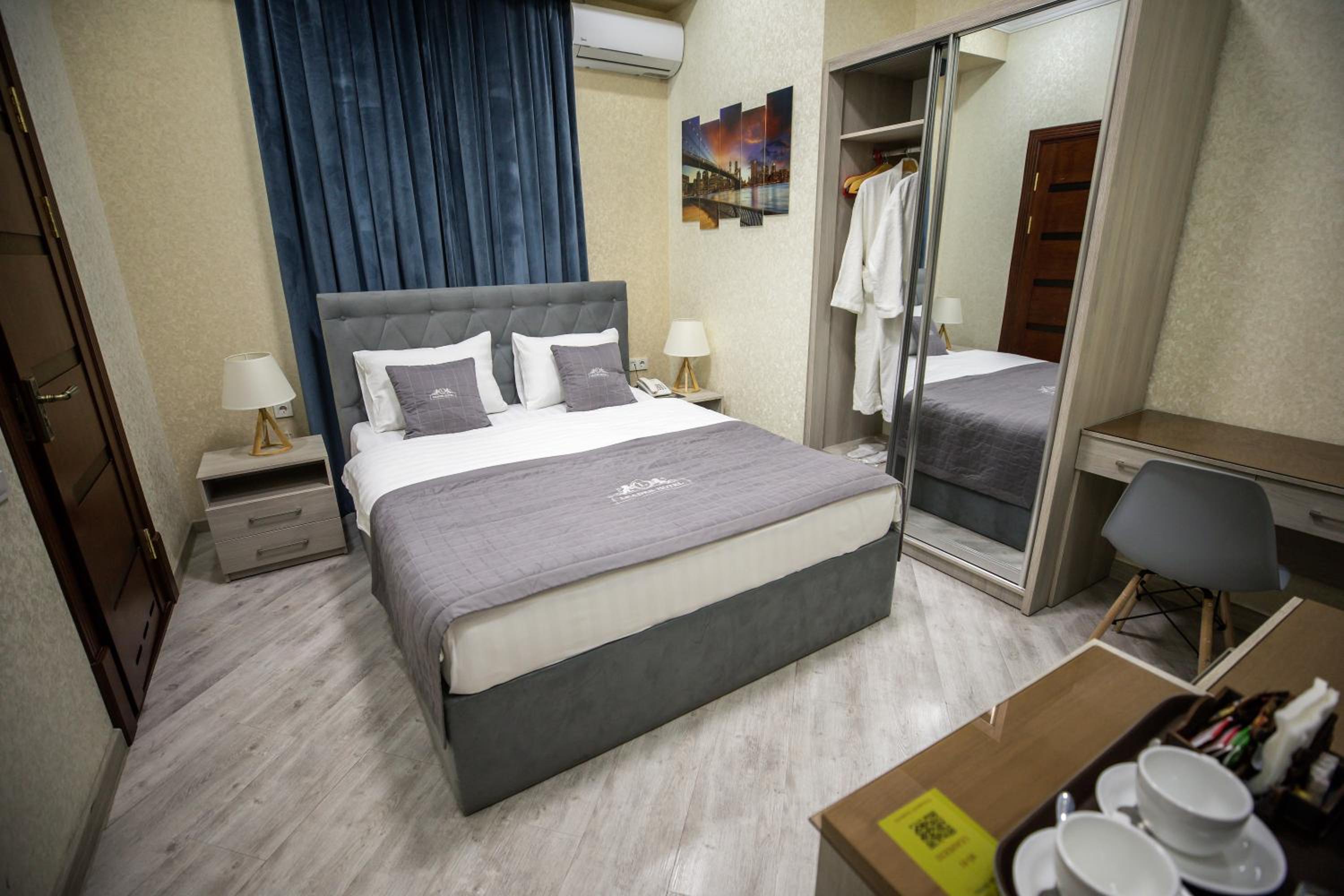 Small Double Room - Photo 1