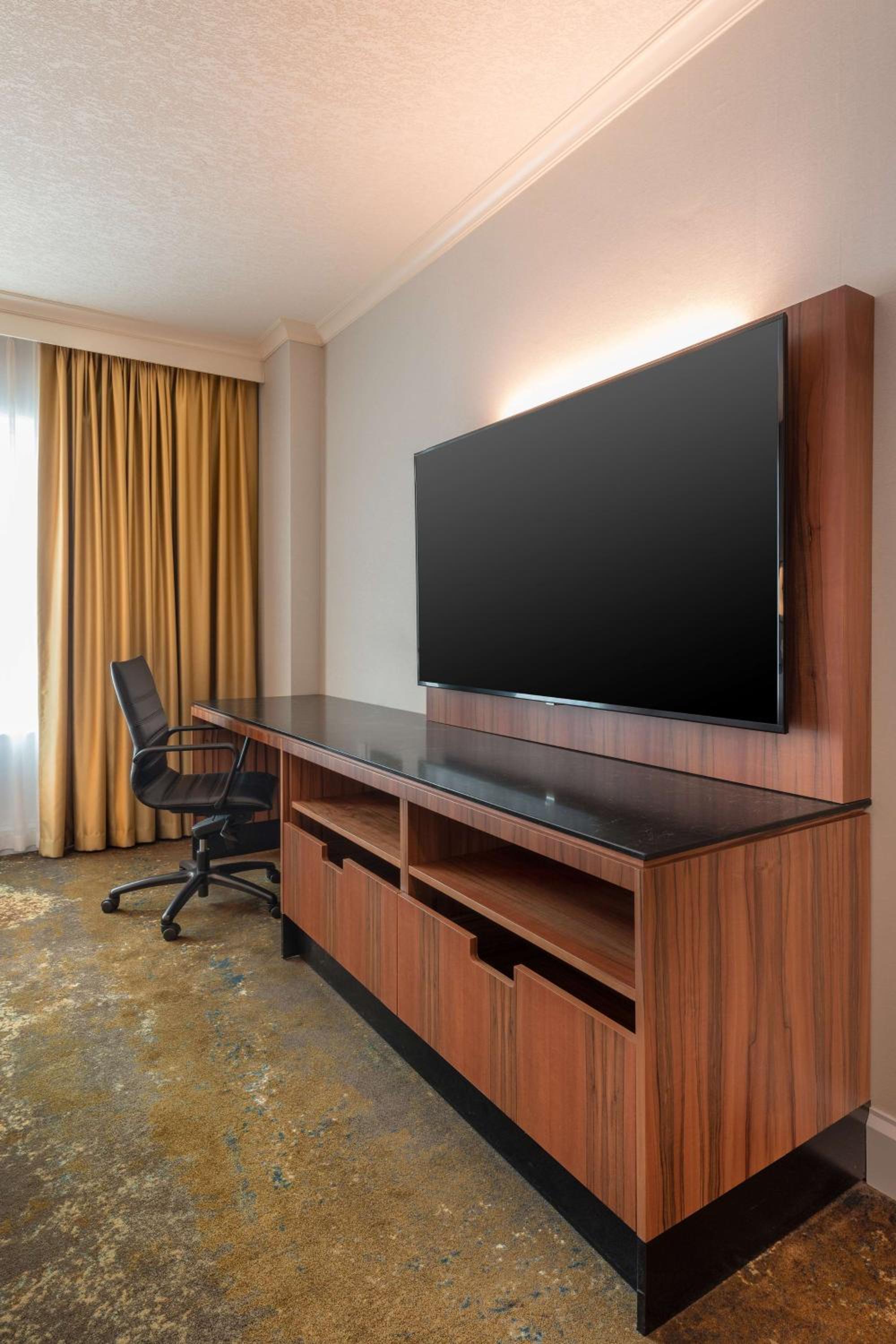 Queen Room with Two Queen Beds - Club Access - Photo 1