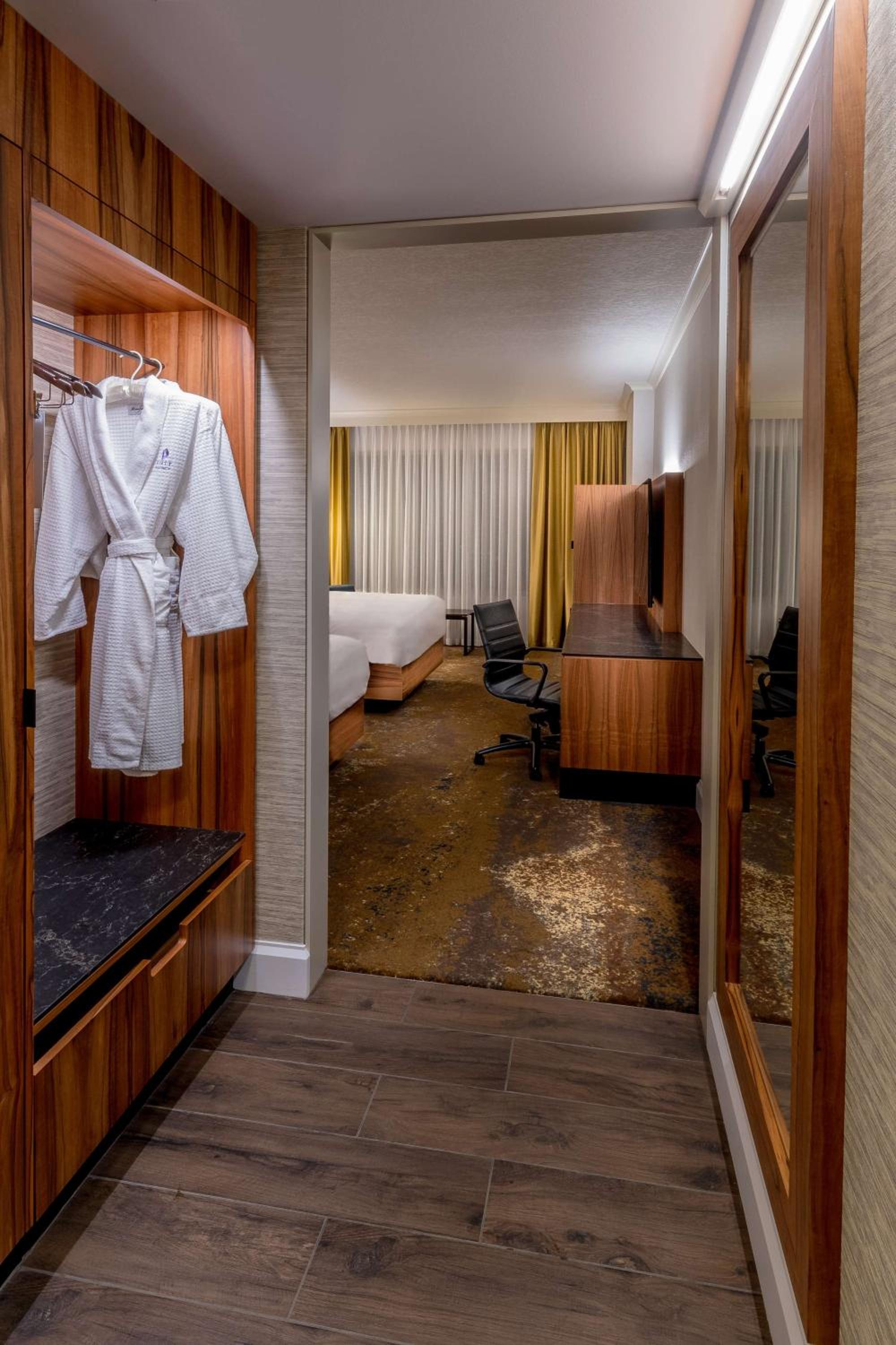 Queen Room with Two Queen Beds - Club Access - Photo 15