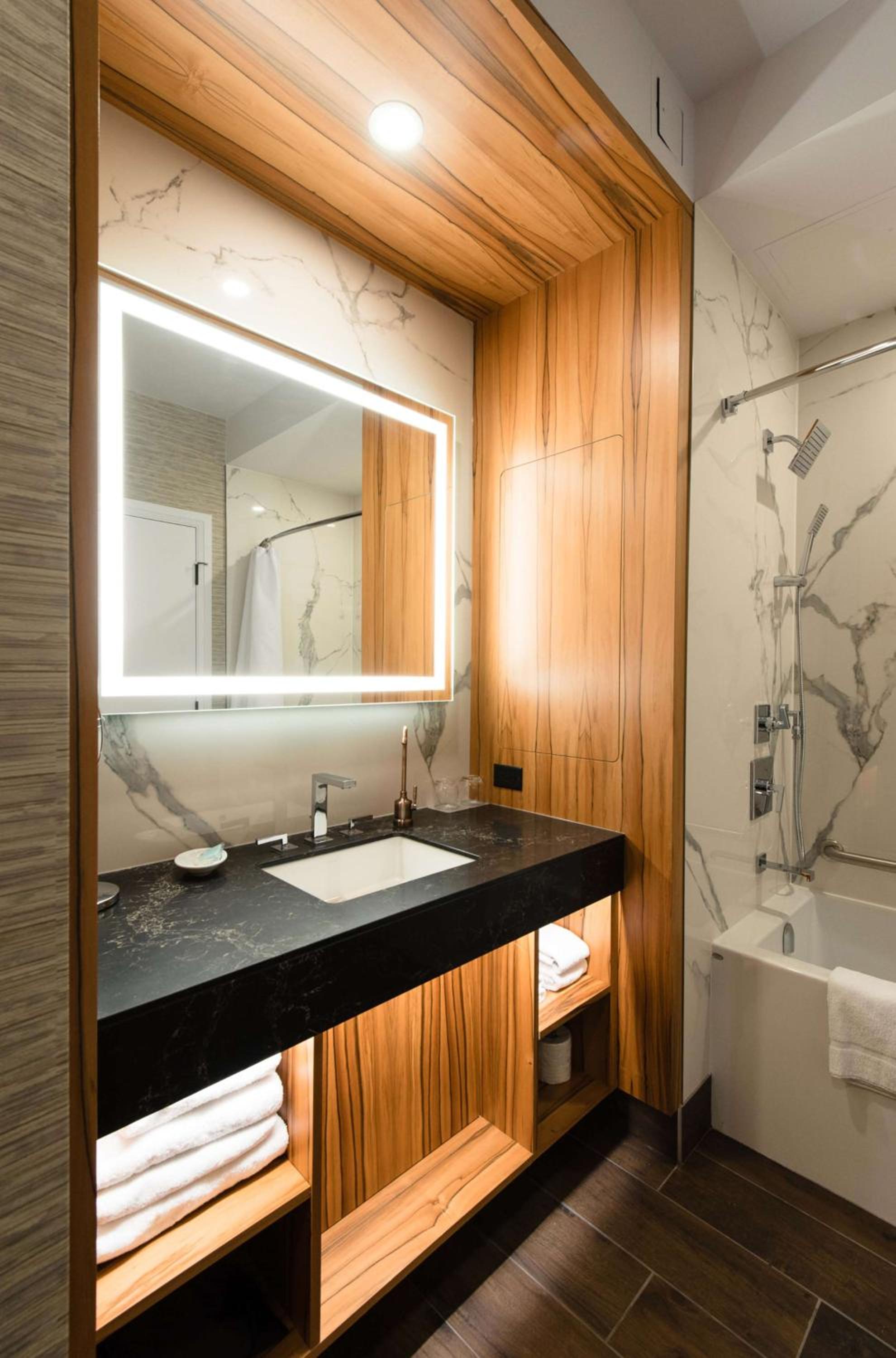 Queen Room with Two Queen Beds - Club Access - Photo 16