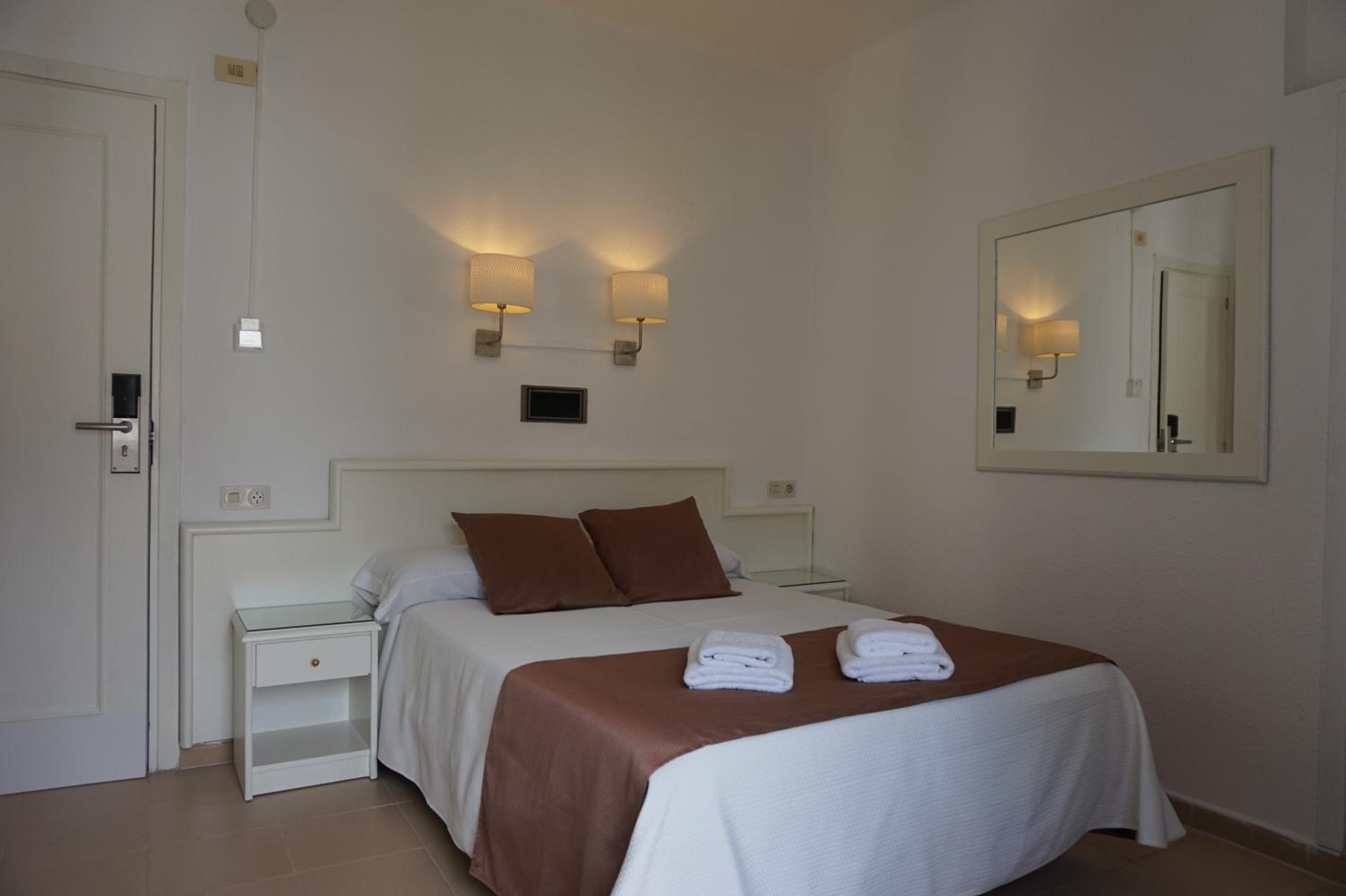 Double or Twin Room - Photo 8