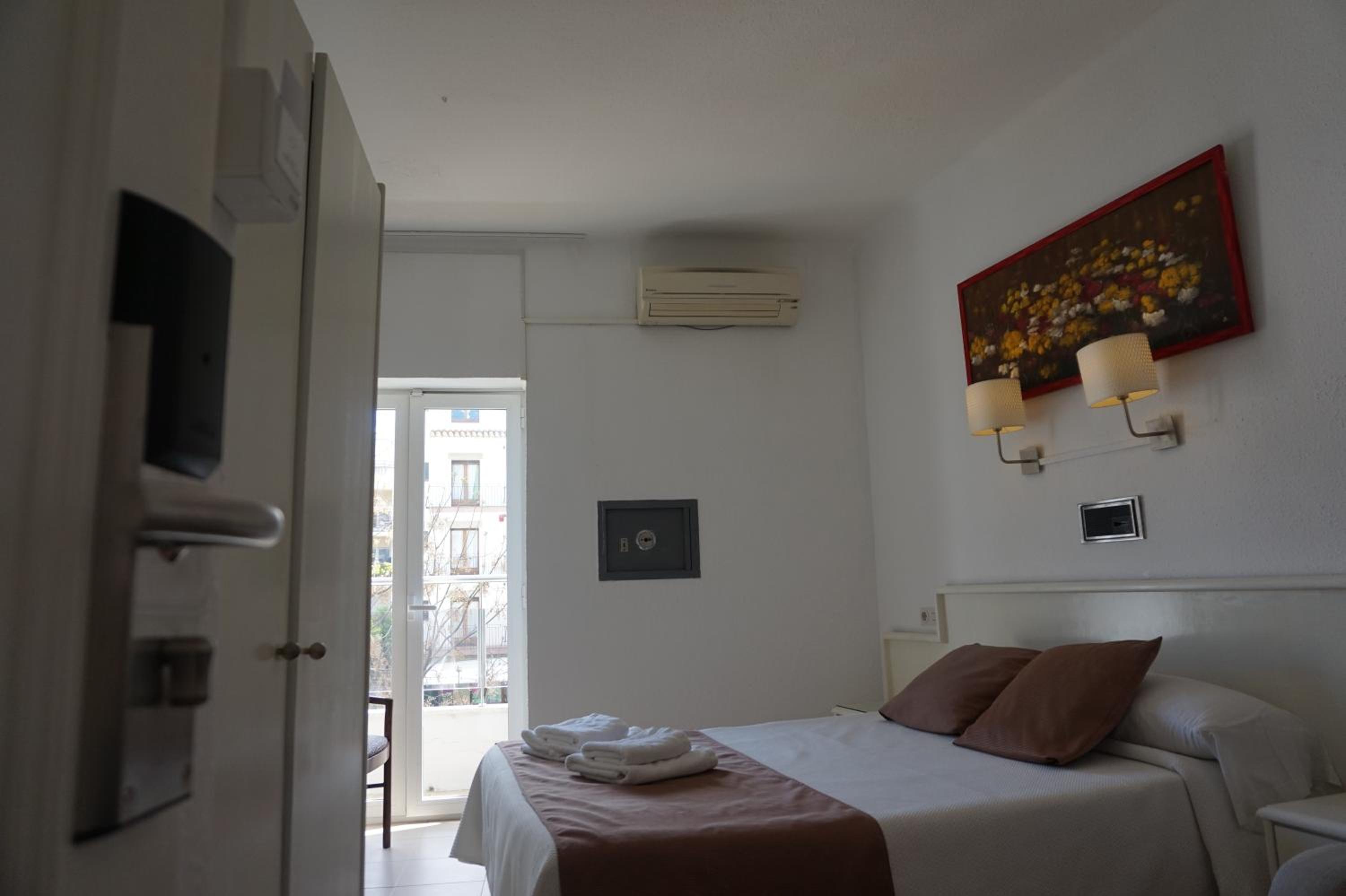 Double or Twin Room - Photo 2
