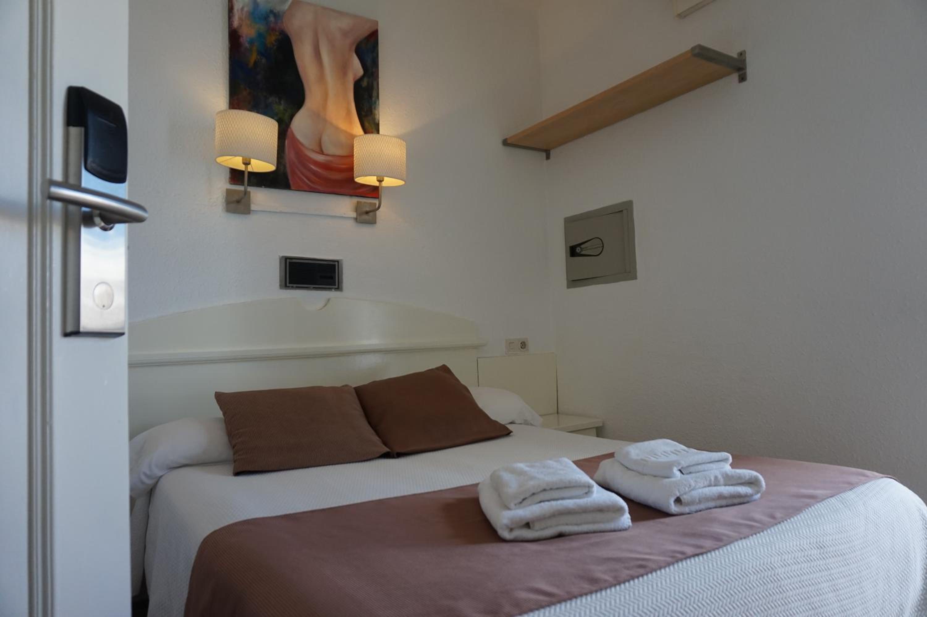 Double or Twin Room - Photo 3