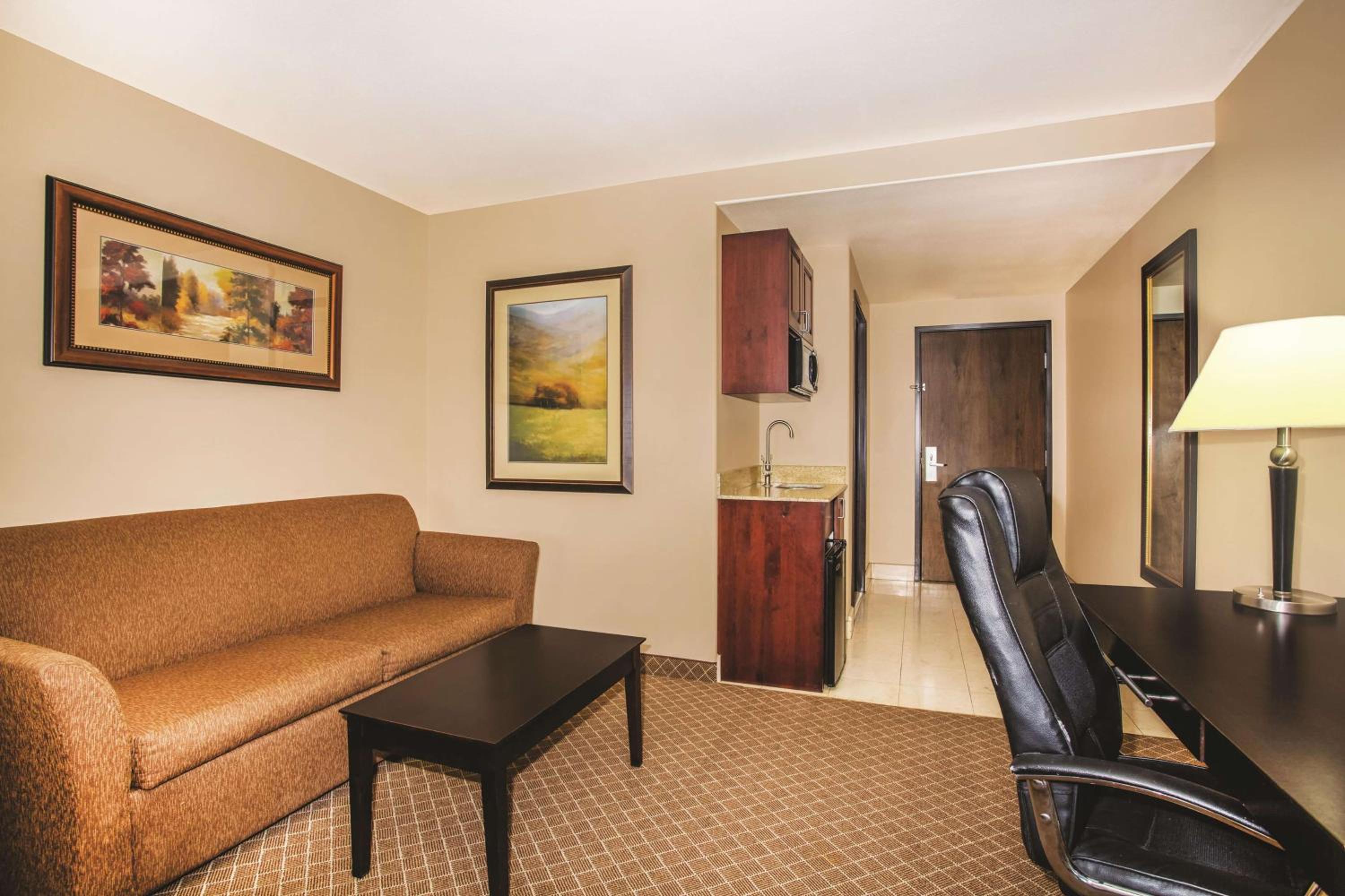 Executive Two Queen with Sofa Bed - Non-Smoking - Photo 2