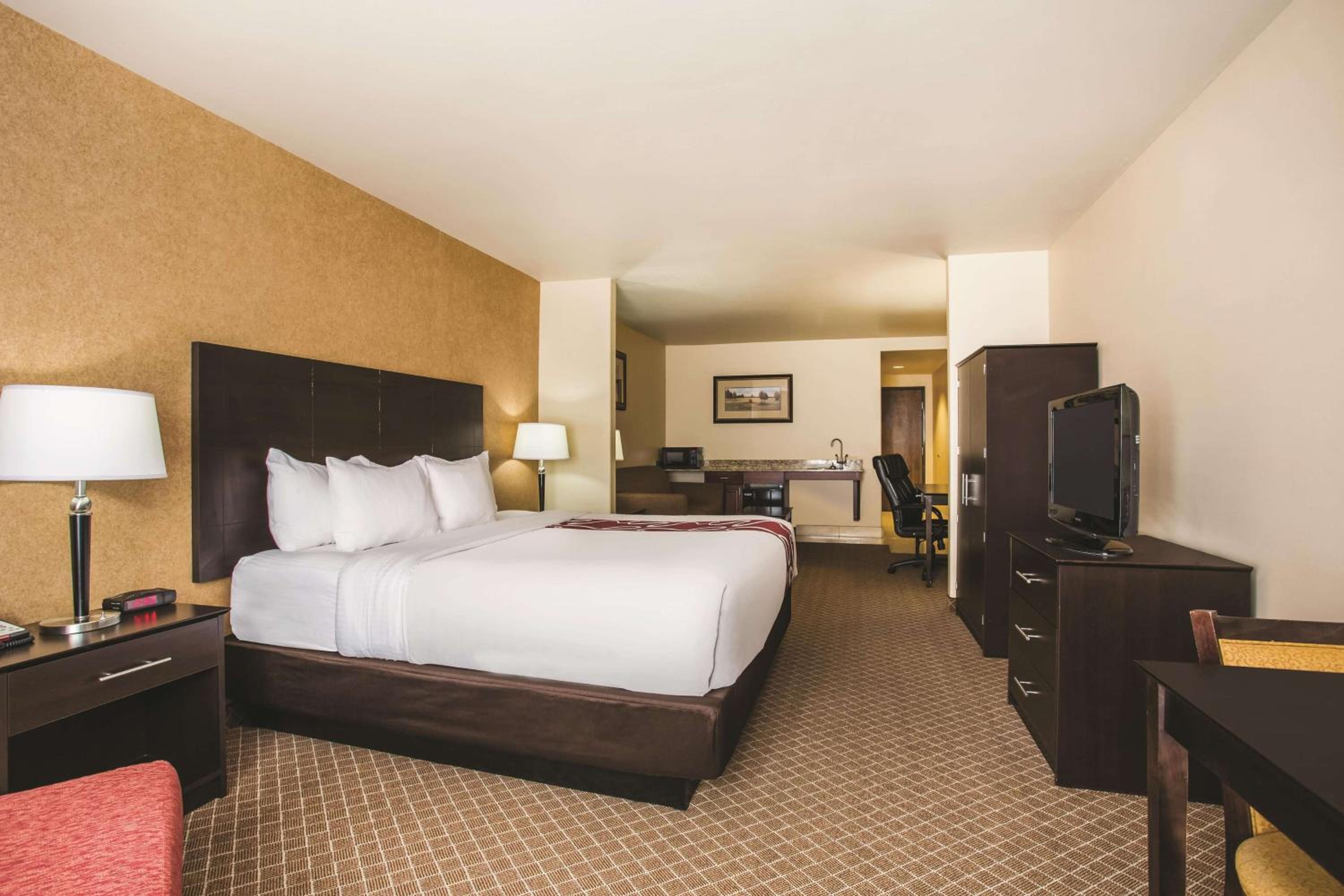 Deluxe King Room with Mobility/Hearing Impaired Access - Non-Smoking - Photo 3
