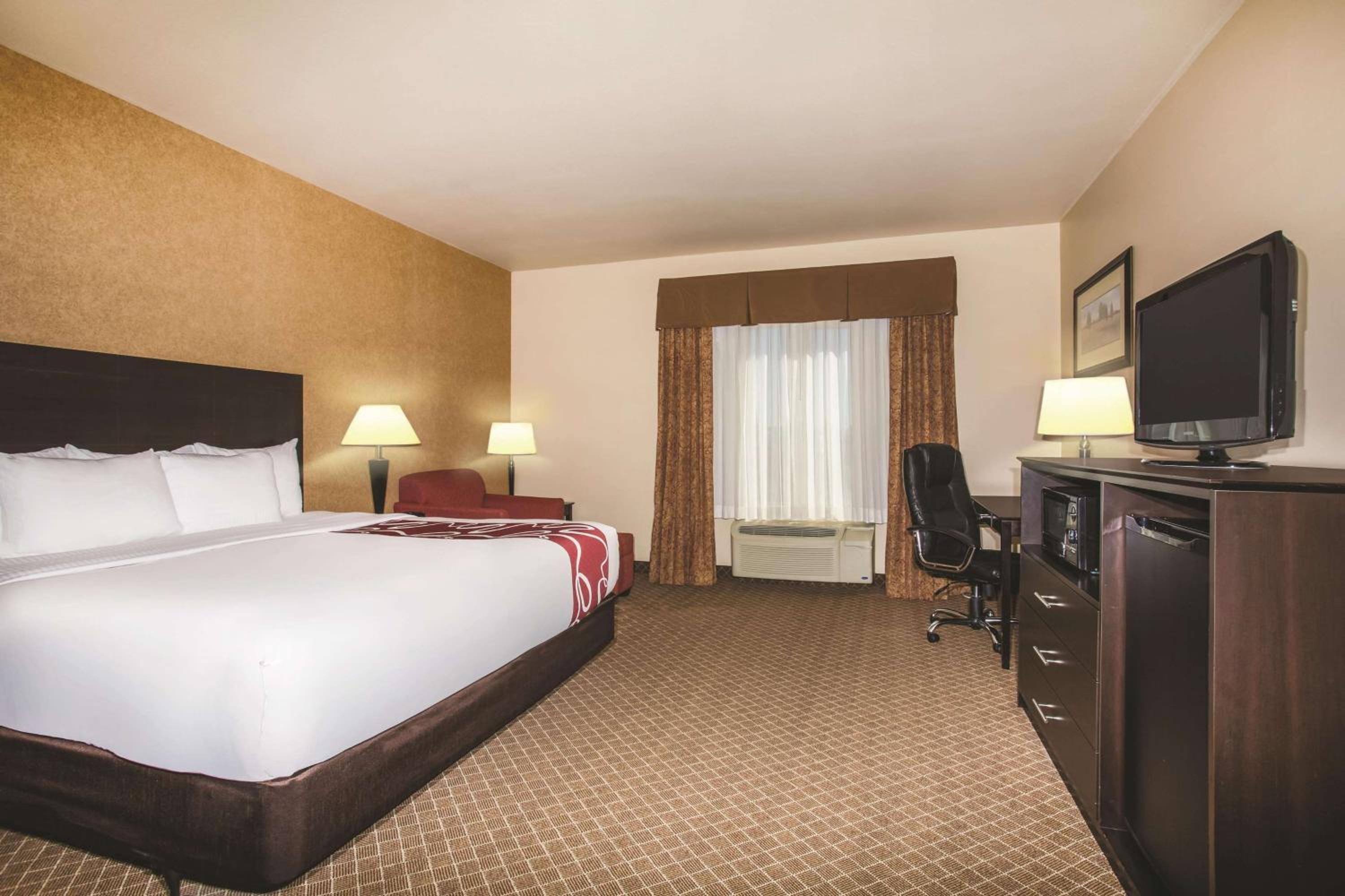 Deluxe King Room - Non-Smoking - Photo 2