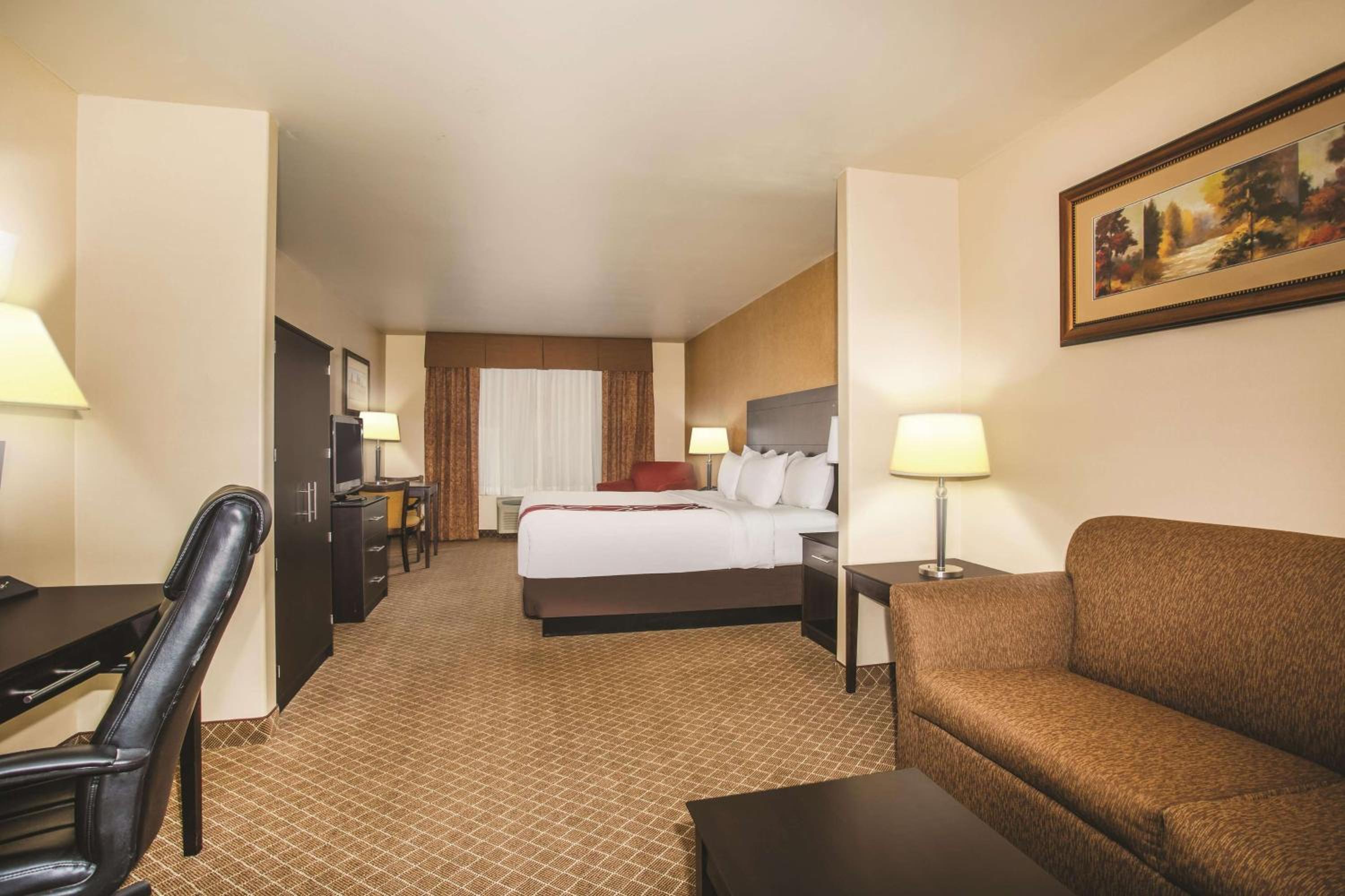 Deluxe King Room with Mobility/Hearing Impaired Access - Non-Smoking - Photo 4