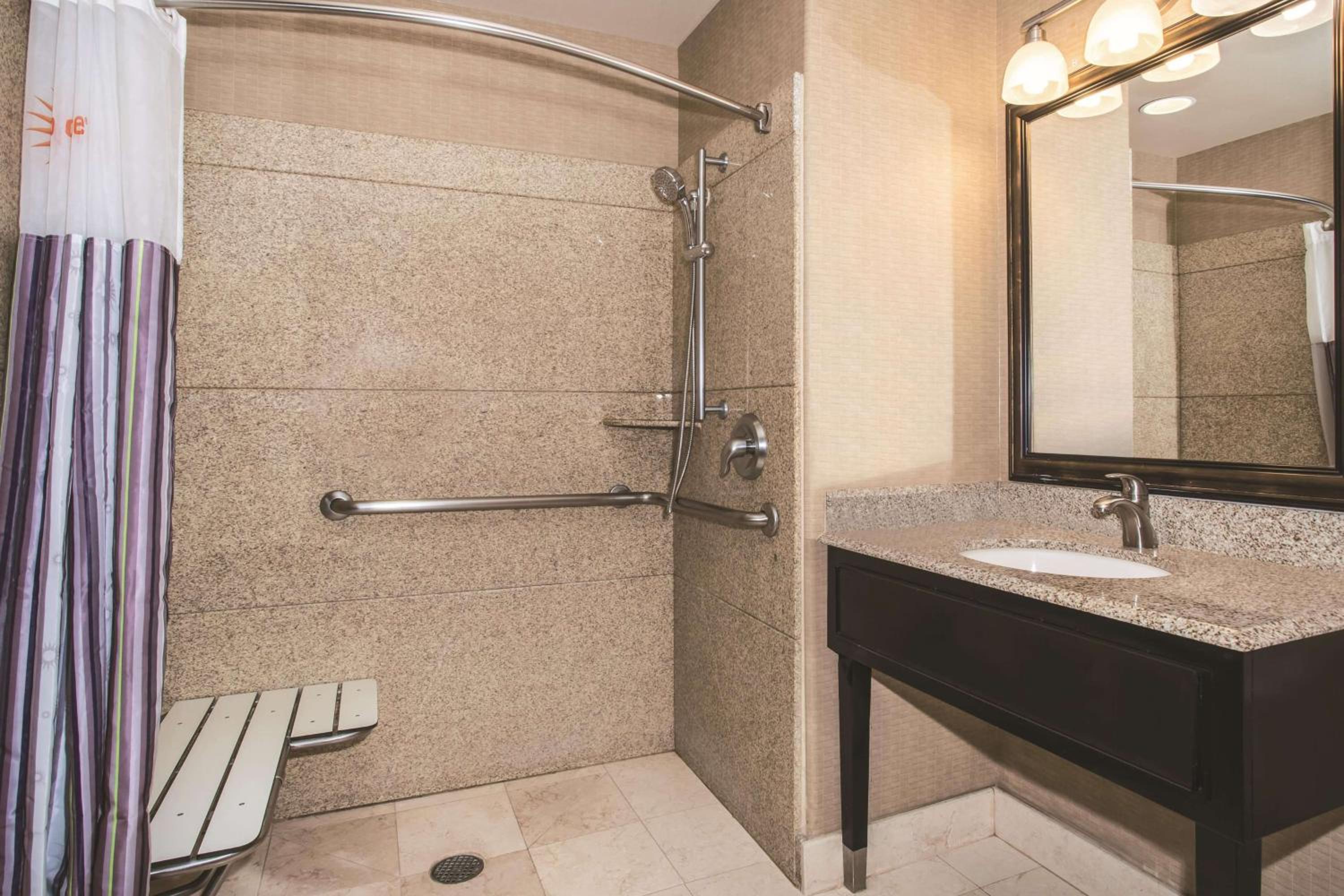 Queen Room with Two Queen Beds and Mobility/Hearing Access - Non-Smoking - Photo 2